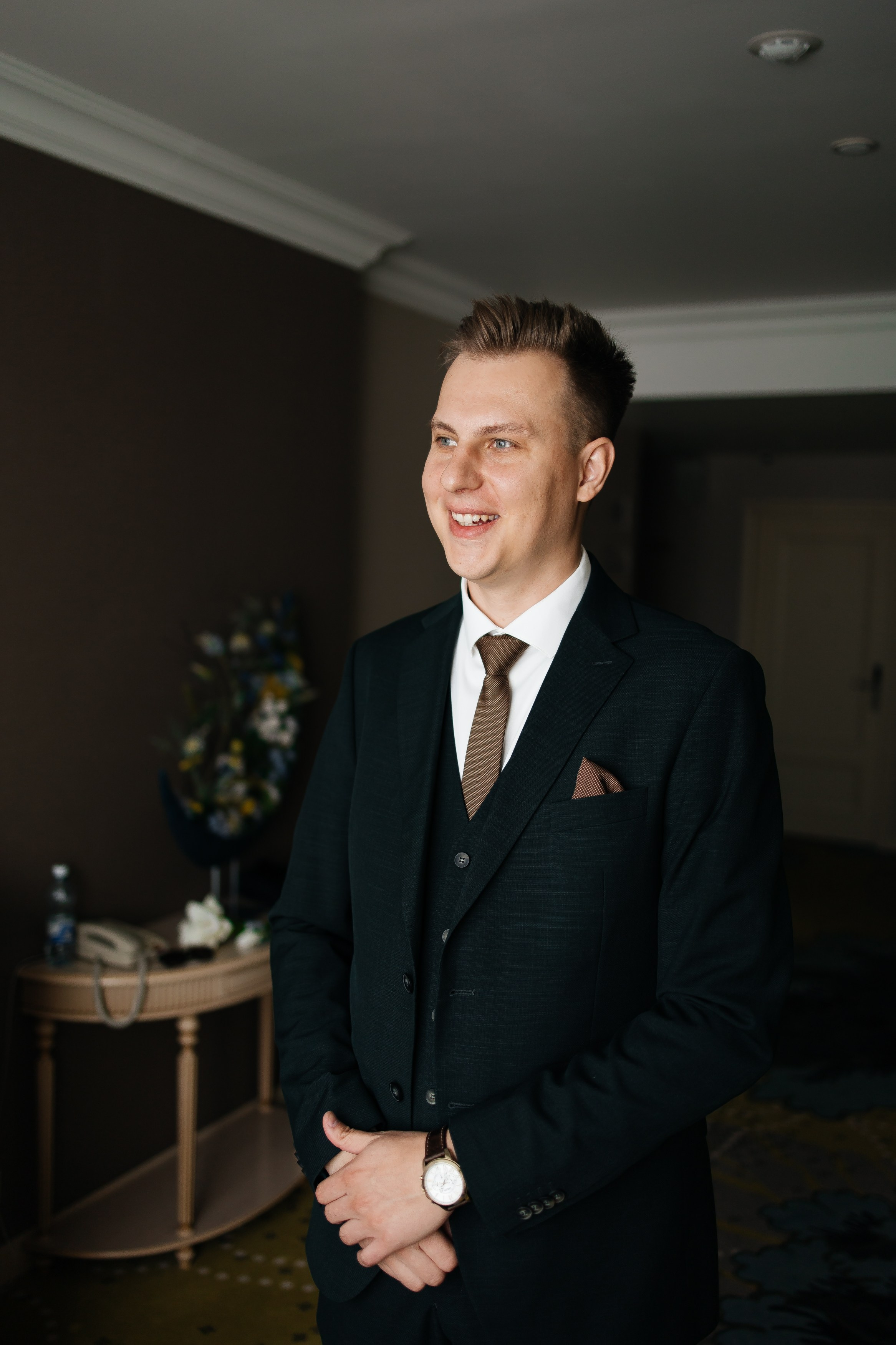 Жених улыбается, переживает и ждет невесту