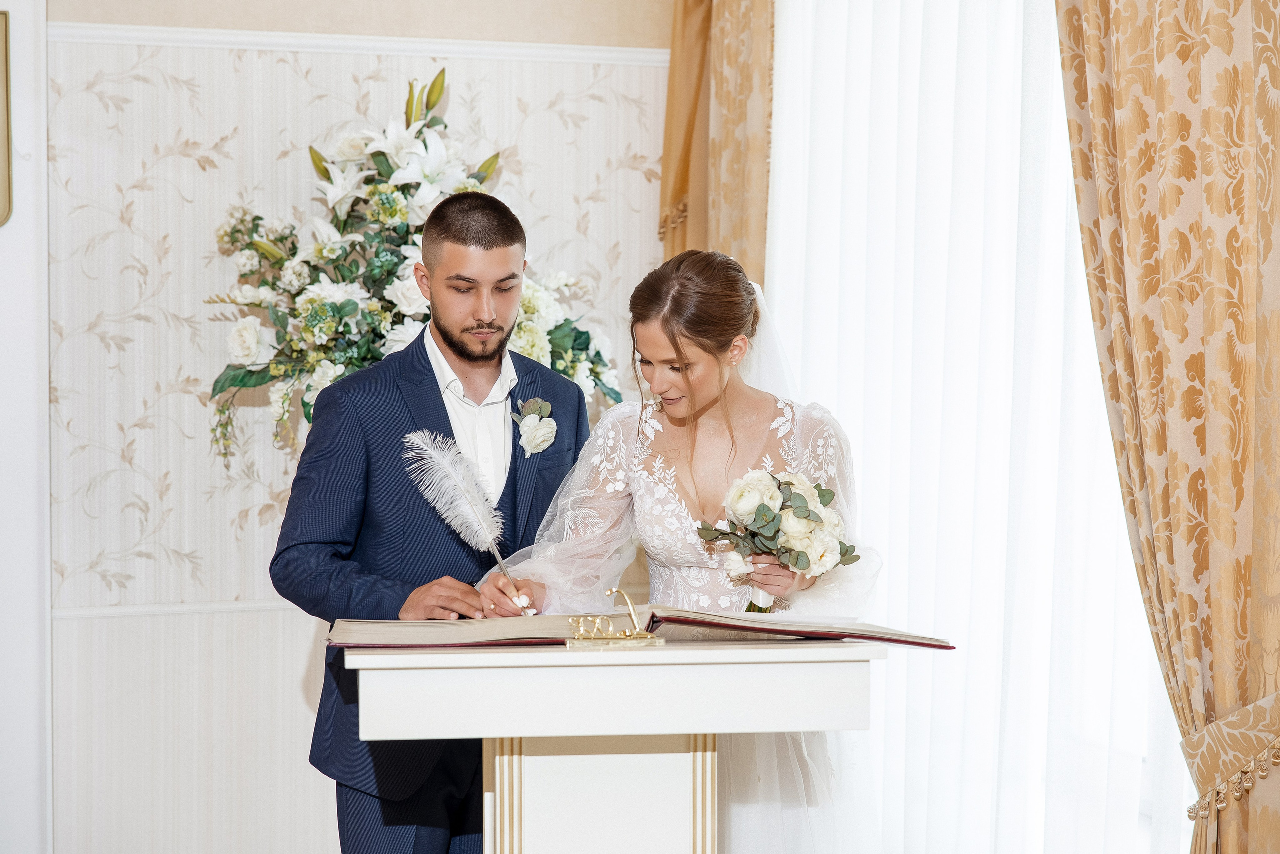 Торжественная регистрация в ЗАГСе Сестрорецка - подписи во время свадебной церемонии