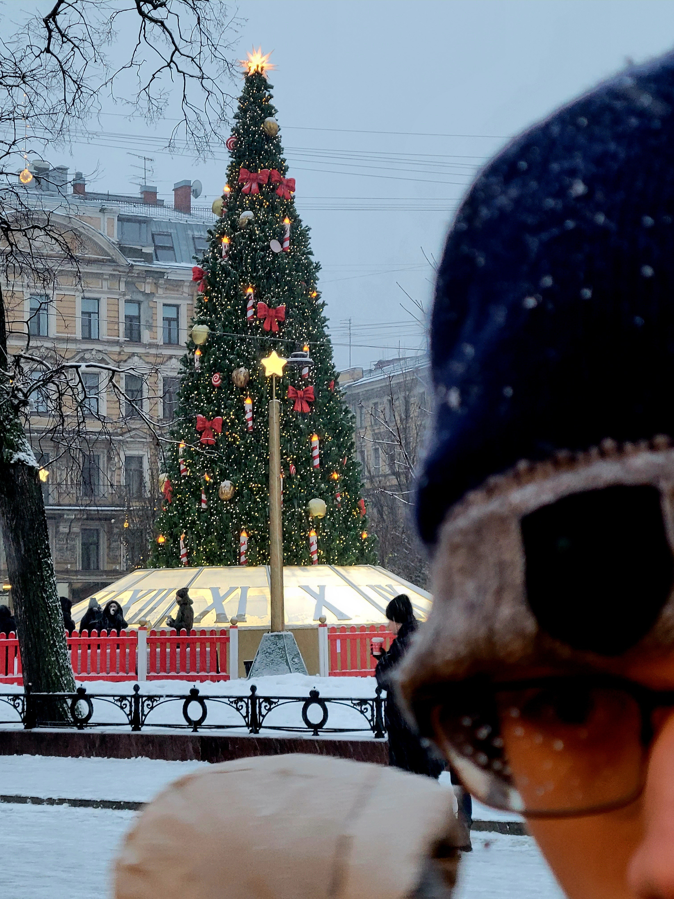 Рано темнеет, рано зажигаются праздничные огни