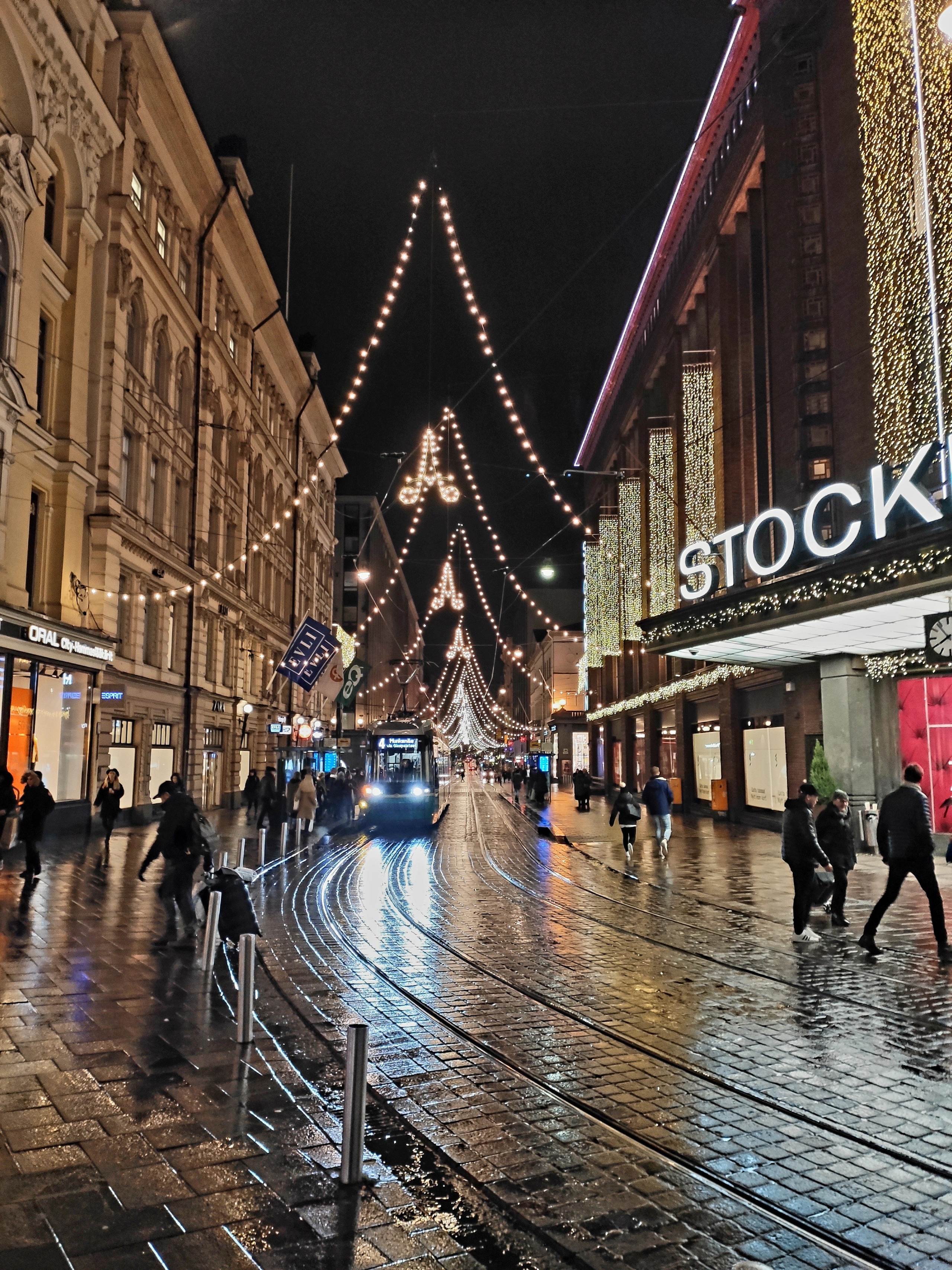 Стокманн и центральная улица Алексантеринкату с традиционными огнями в виде А