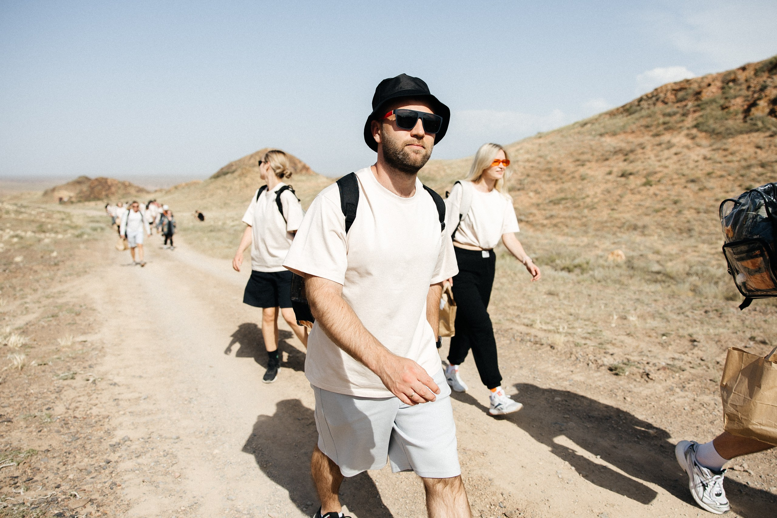 Здравствуйте! Я свадебный фотограф из Ульяновска, работаю в том числе по всей России и с выездом за границу. Снимаю свадьбы, lovestory, корпоративы, светский репортаж. Провожу обучение по фотографии, мастер-классы и воркшопы для других фотографов.