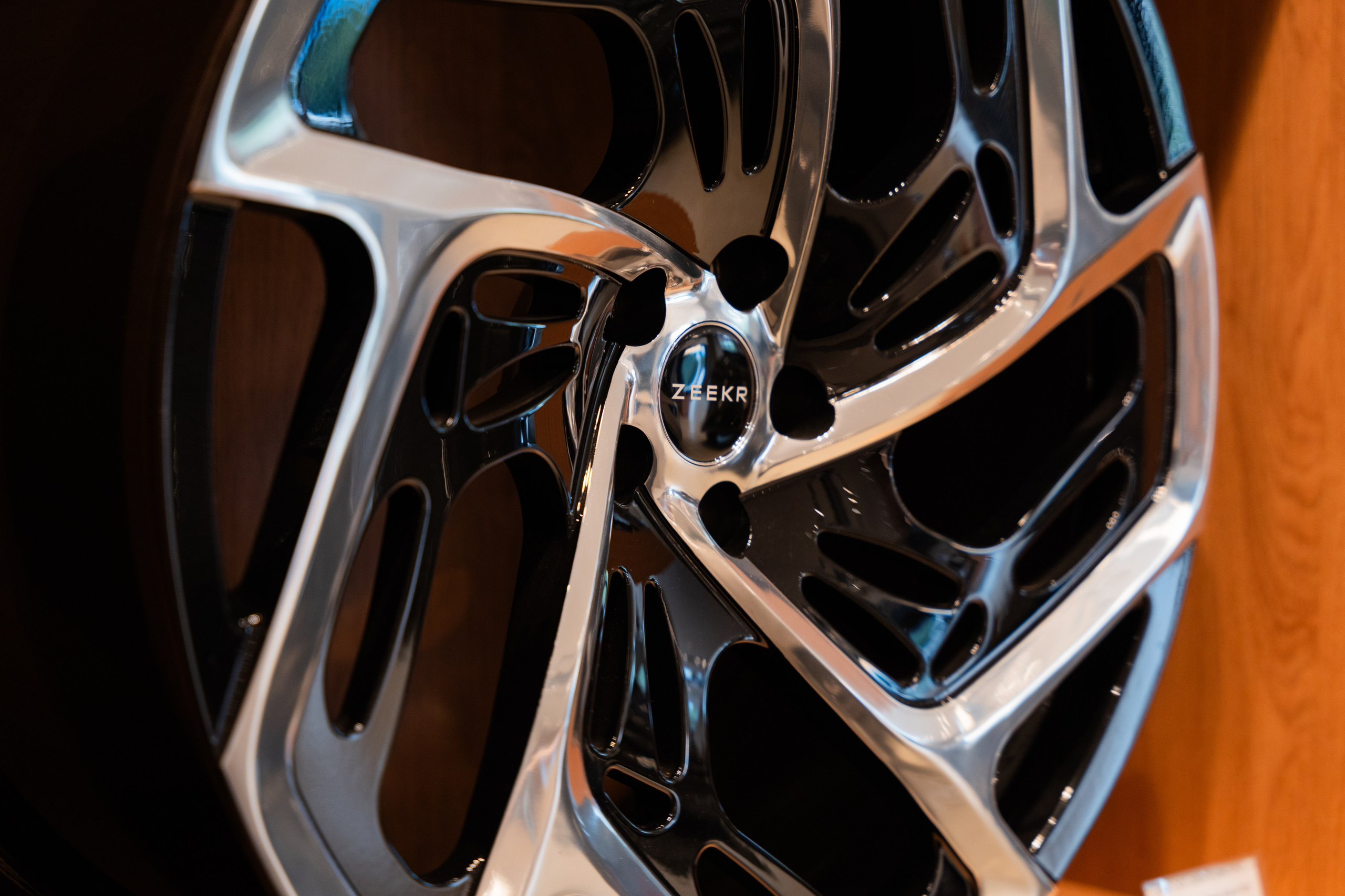 Интерьерная фотосъемка автосалона Elrus в Краснодаре. Zeekr, LiXiang Профессиональная фотосъемка интерьера премиум-автосалона в Краснодаре. Шедевры для Вас! Фотограф и Видеограф в Краснодаре Пахиев Руслан