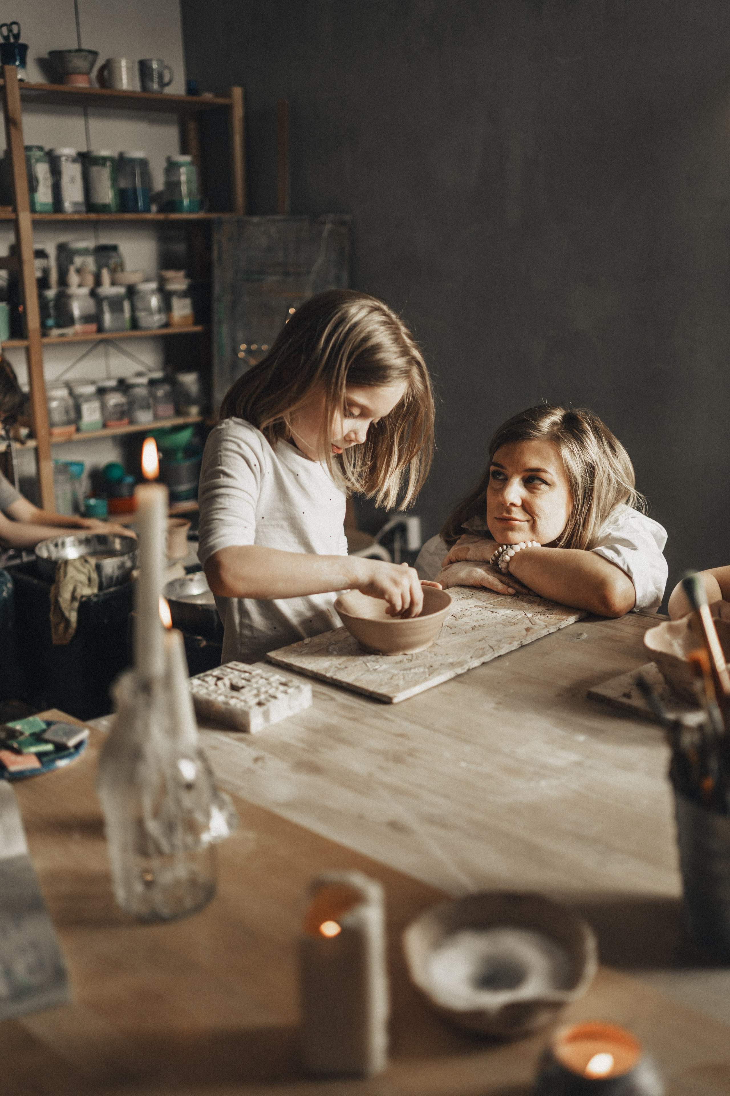 Даша и Саша в гончарной мастерской. Семейный и детский фотограф и видеограф в Москве, Серпухове и Тарусе Валерия Сорокина