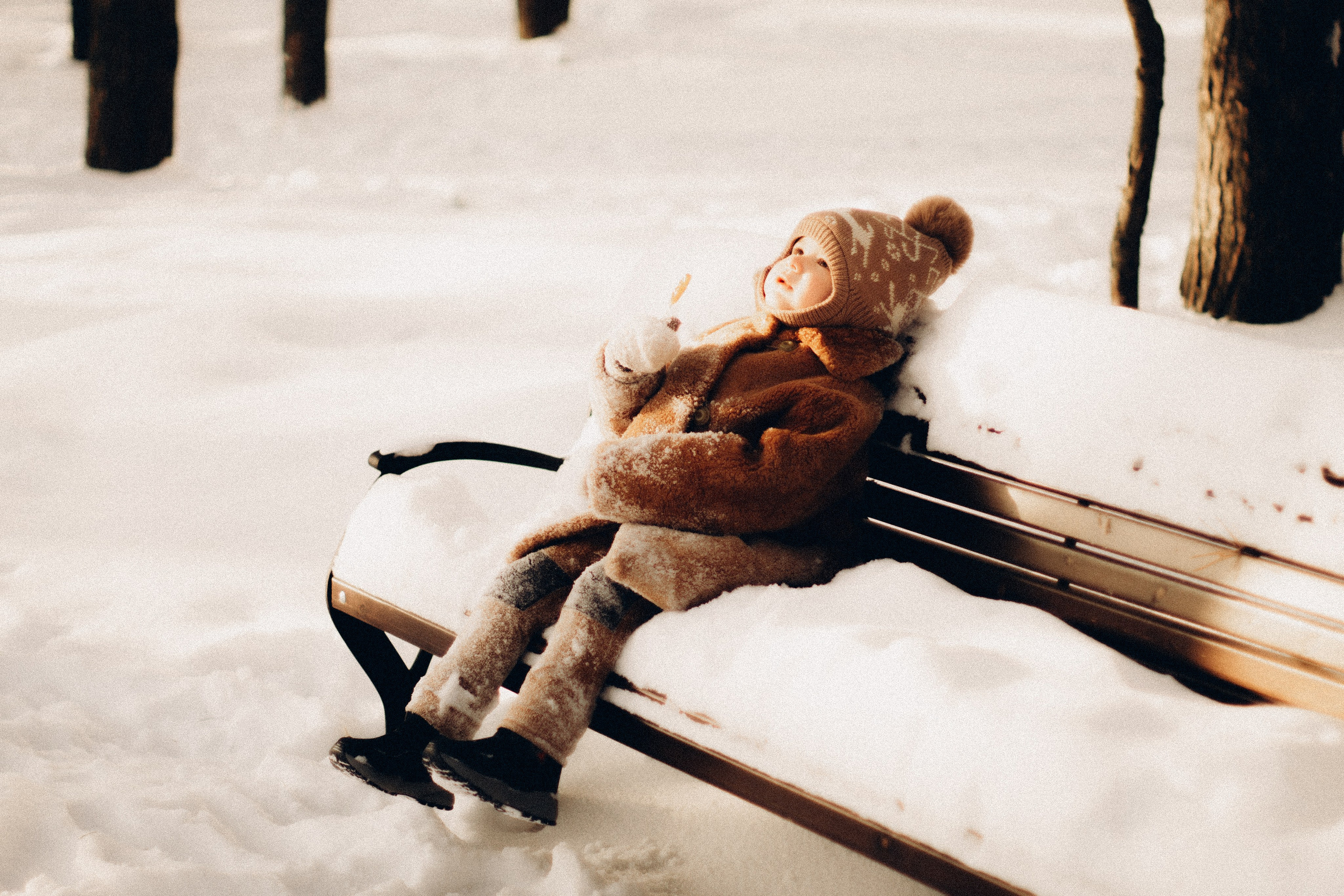 фотография мальчика зимой в шубе, фотография в стиле ретро, мальчик сидит на лавочке зимой