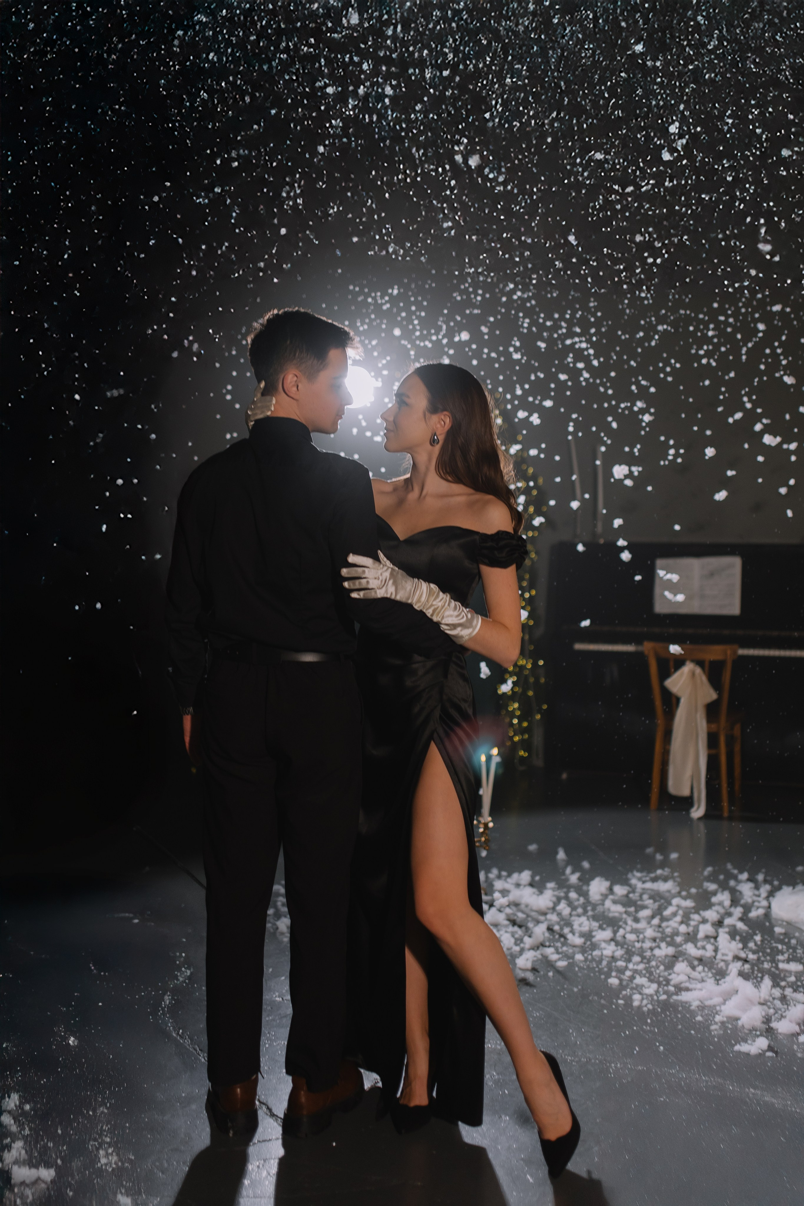Зимняя фотосессия пары с падающим снегом при свечах. Фотограф и видеограф в Мурманске, Москве Екатерина Нечаева