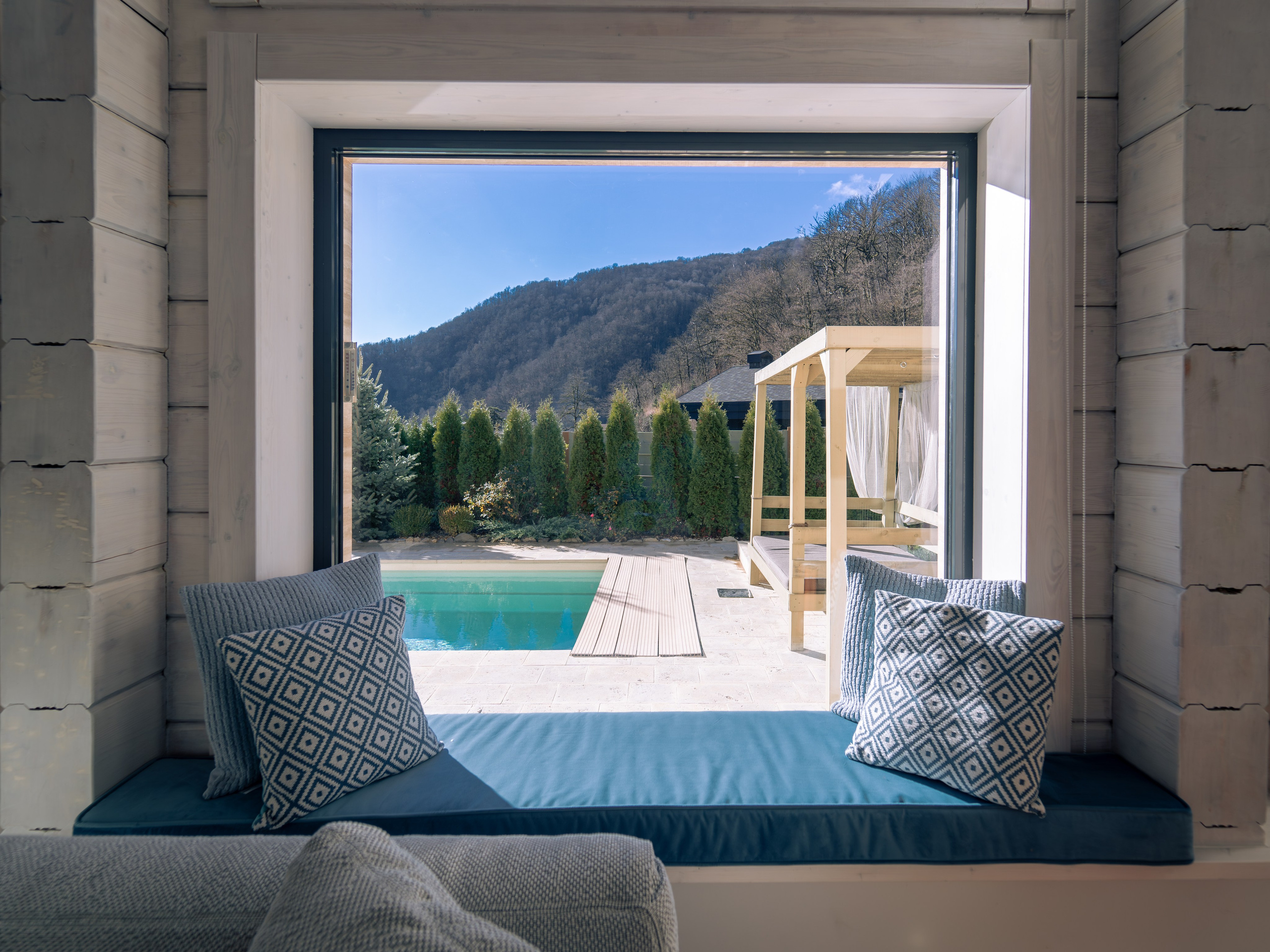 Загородный дом в стиле Шале белый — экстерьер. Репортажный фотограф в Красной Поляне и Сочи Павлюченко Екатерина