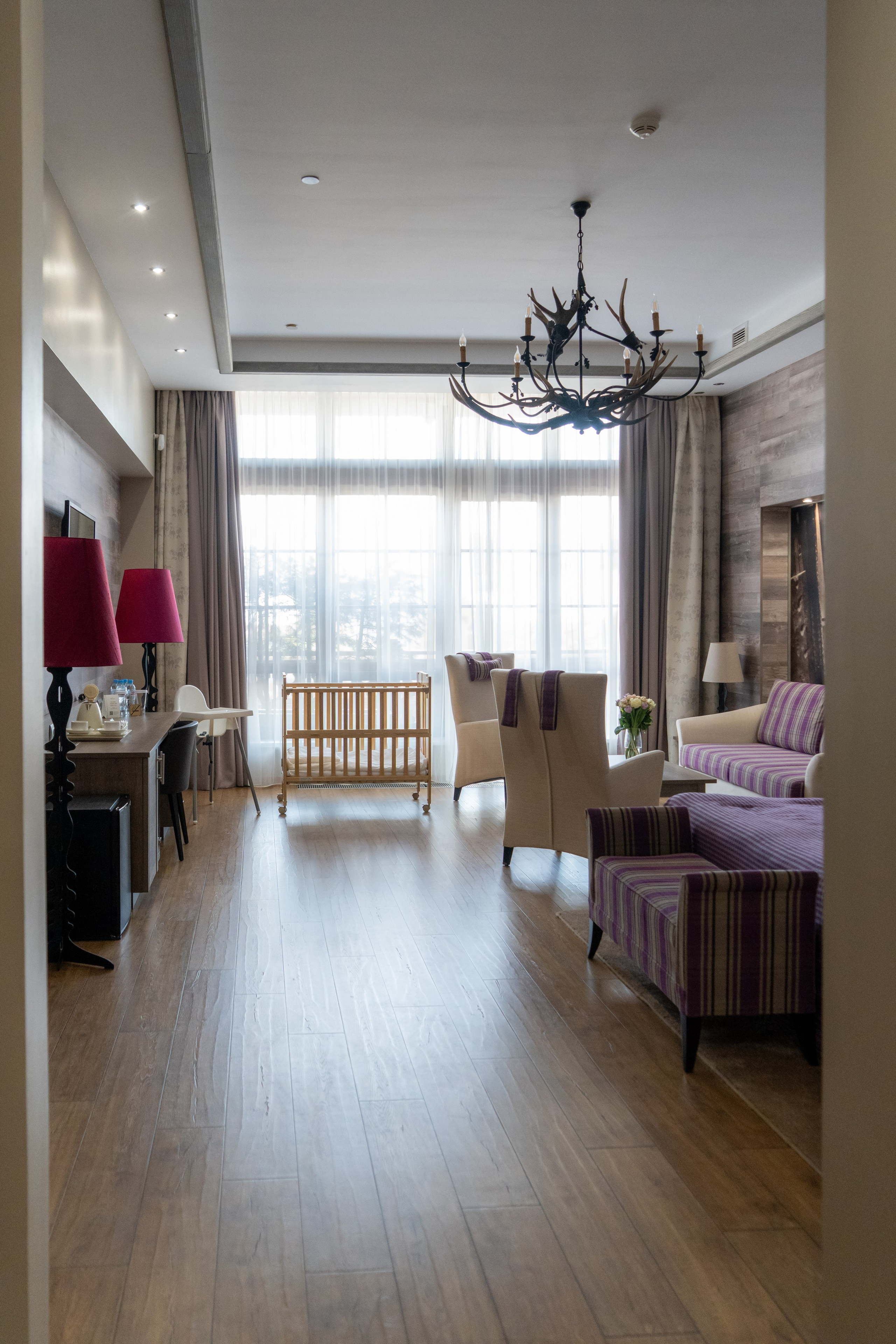 Номер полулюкс в отеле 1389 Газпром Поляна с детскими принадлежностями. Репортажный фотограф в Красной Поляне и Сочи Павлюченко Екатерина