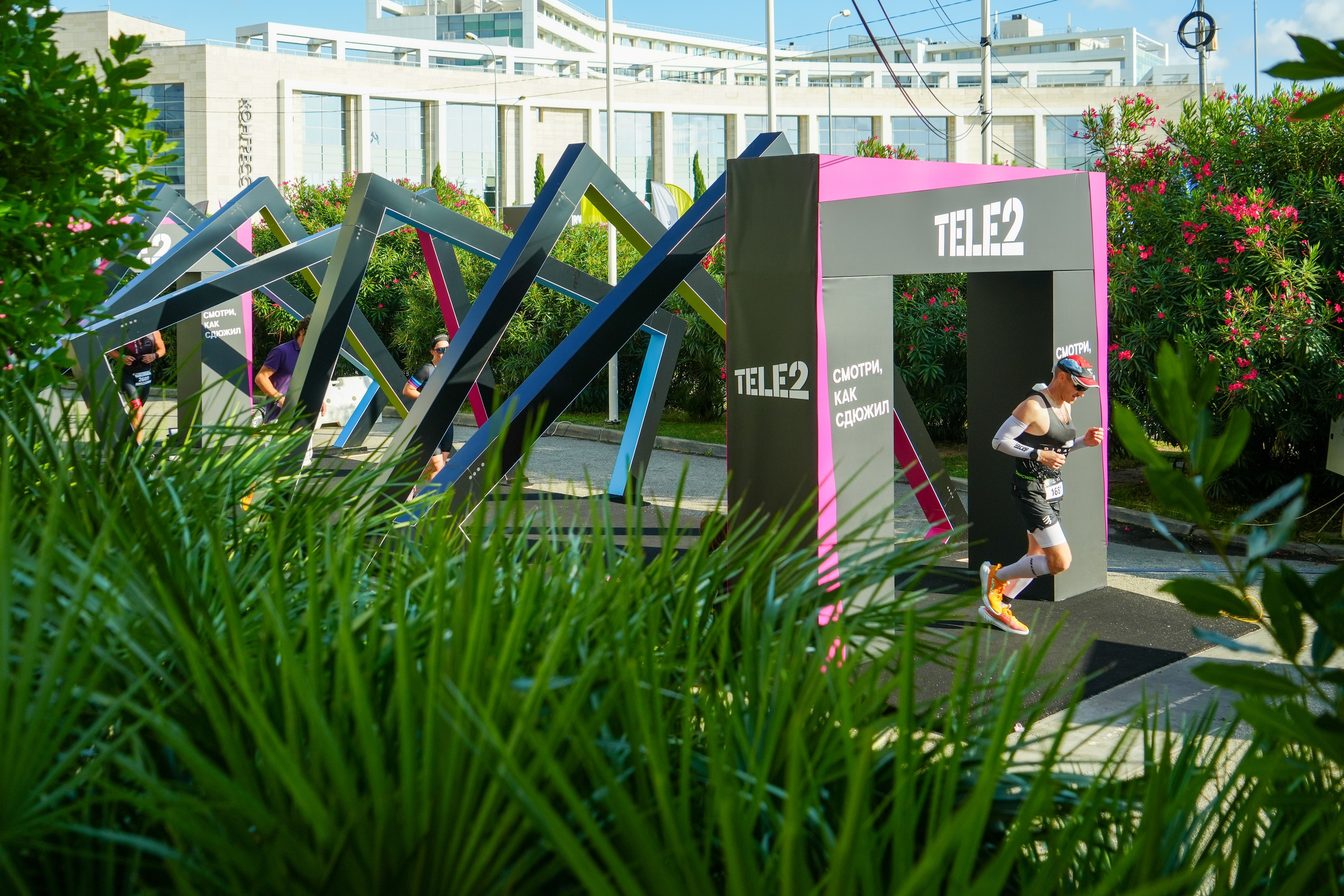 Фотоотчет партнерской интеграции для компании TELE2 на фестивале Ironstar. Репортажный фотограф в Красной Поляне и Сочи Павлюченко Екатерина