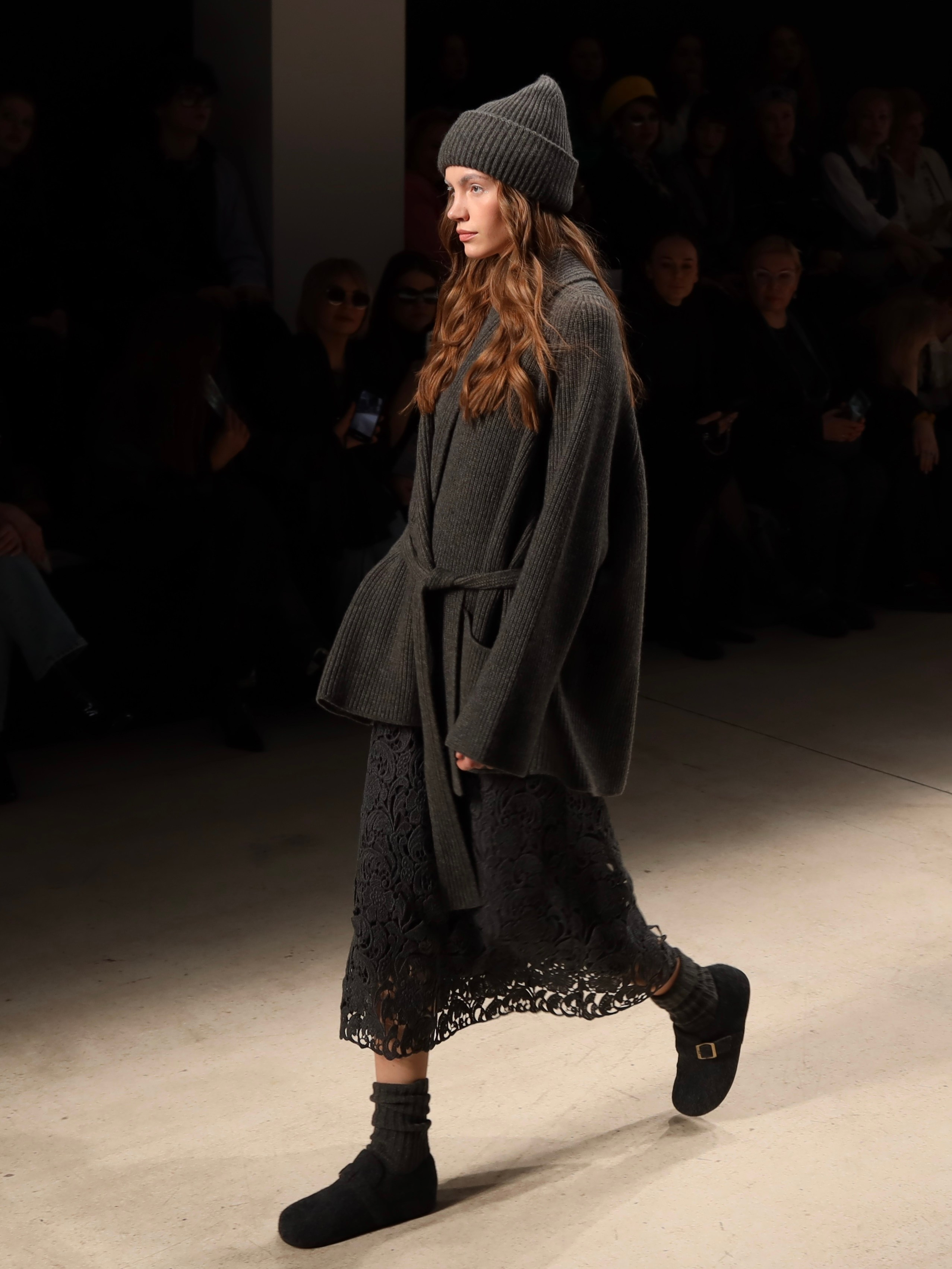 Показ Alpe Cashmere (Москва) — Московская неделя моды 13 марта 2025. Фотосессии и репортаж — Фотограф в Москве — Рина Серёгина