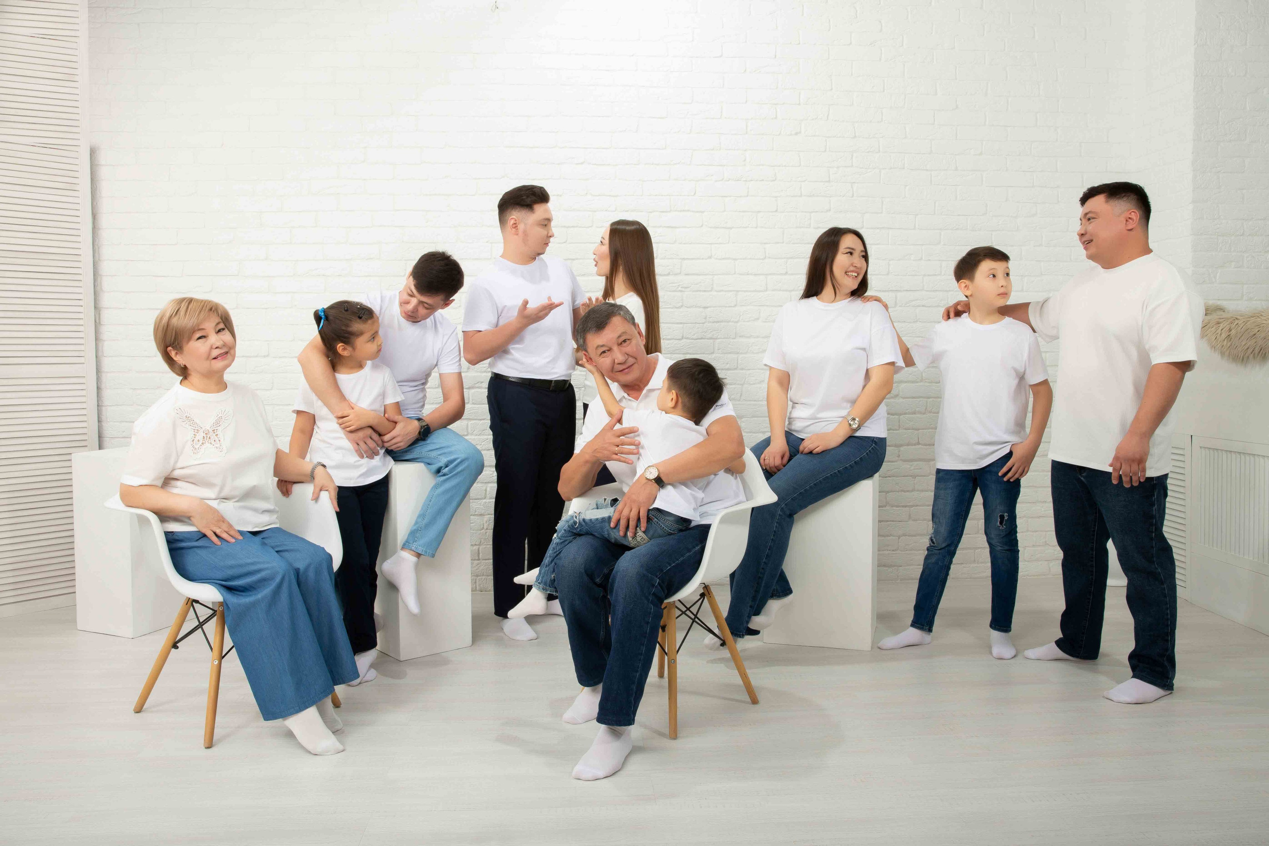 Фотосессия большой семьи в фотостудии. Совет с семьей. Фотостудия Алматы. Семейная и детская фотостудия Family studio.Фотограф Алматы