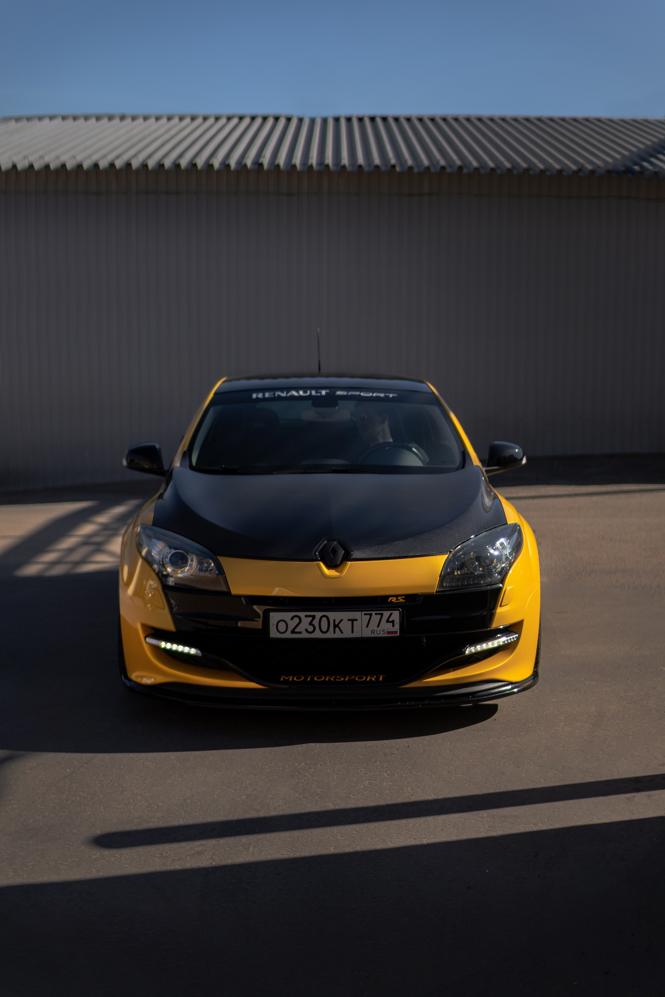 Спортивный хэтчбэк ездит по улицам Москвы. Жуков Илья  свадебный фотограф в Москве