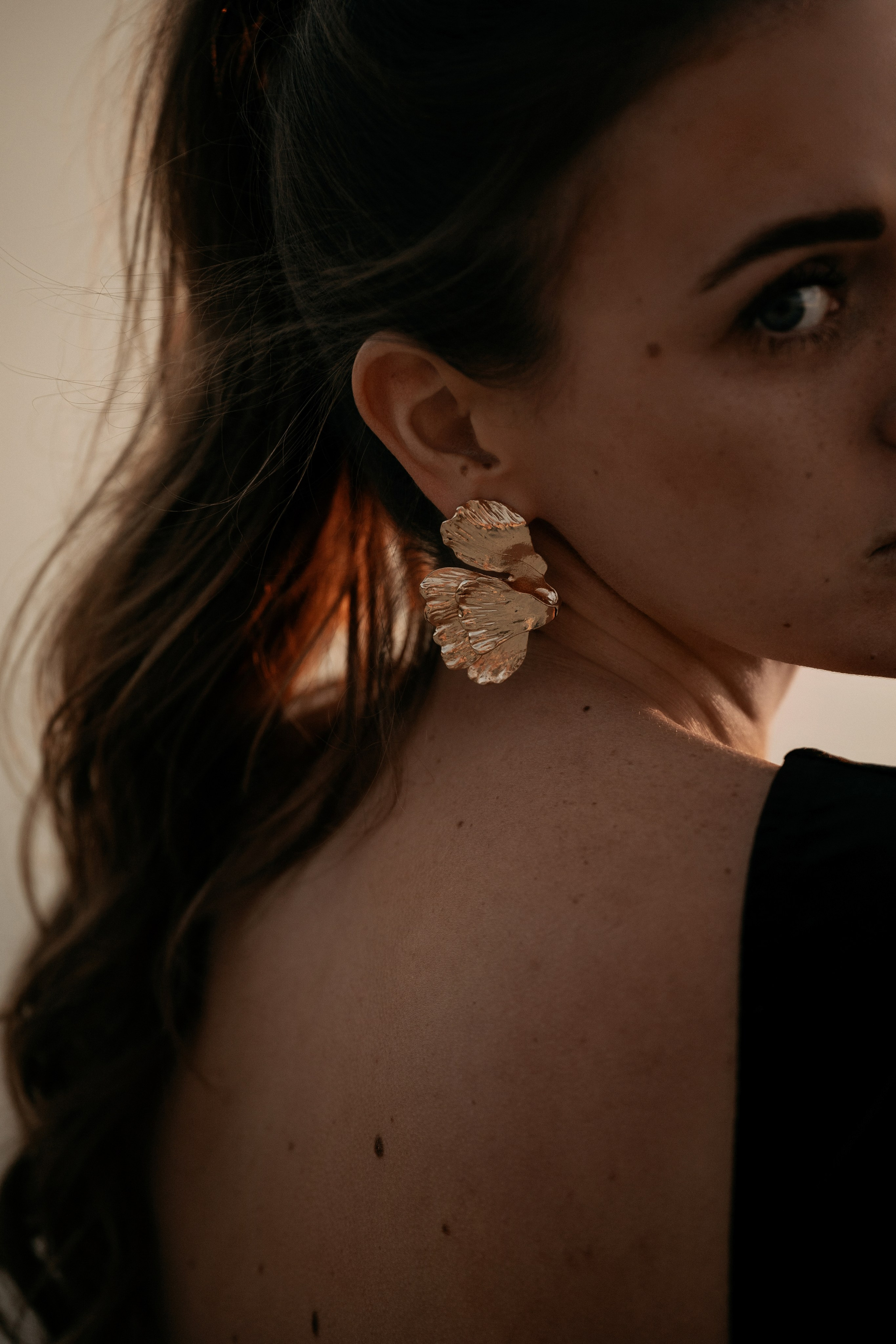 Девушка в белом на контрасте с серыми скалами Анапы