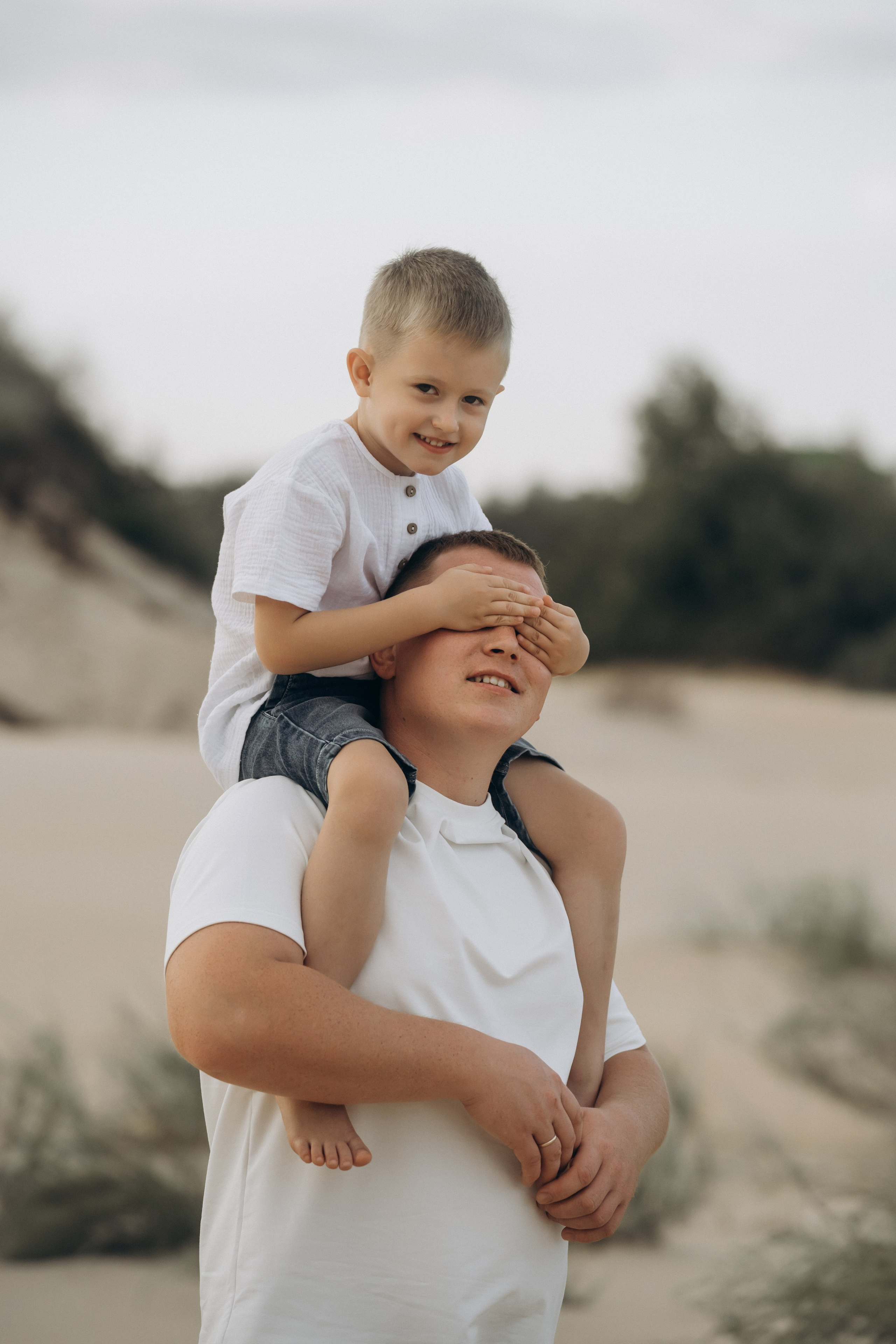 Игра в "самолетики": фотограф Голубицкая сняла, как папа кружит с сыновьями, а мама страхует