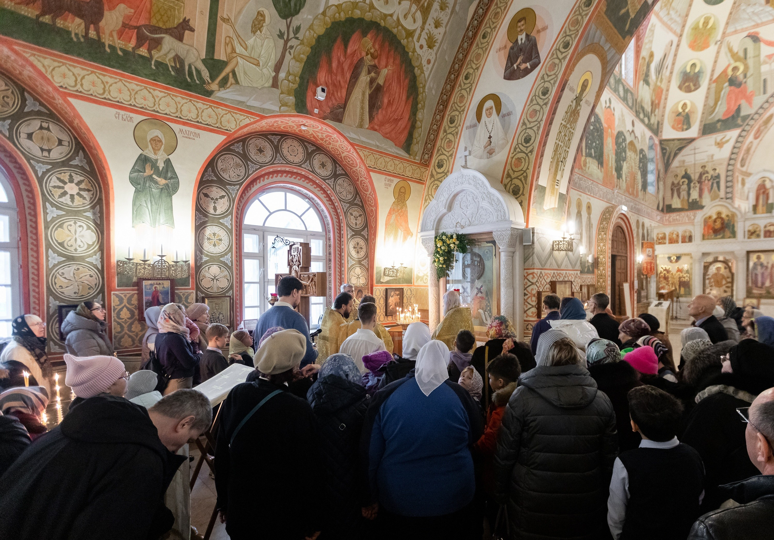Праздничное богослужение Святителю Николаю 19 декабря. Интерьерный фотограф в Москве Роман Потапов