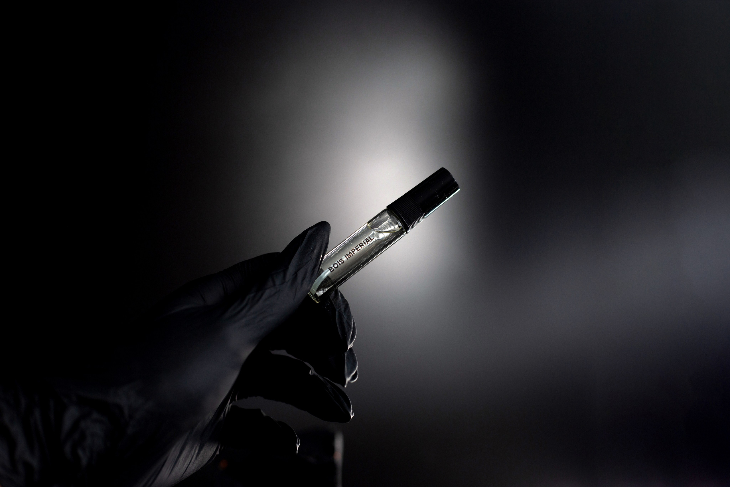 Парфюм в темных тонах. Фотограф для различных событий, проектов, маркетплейсов, сайтов и мероприятий в Екатеринбурге