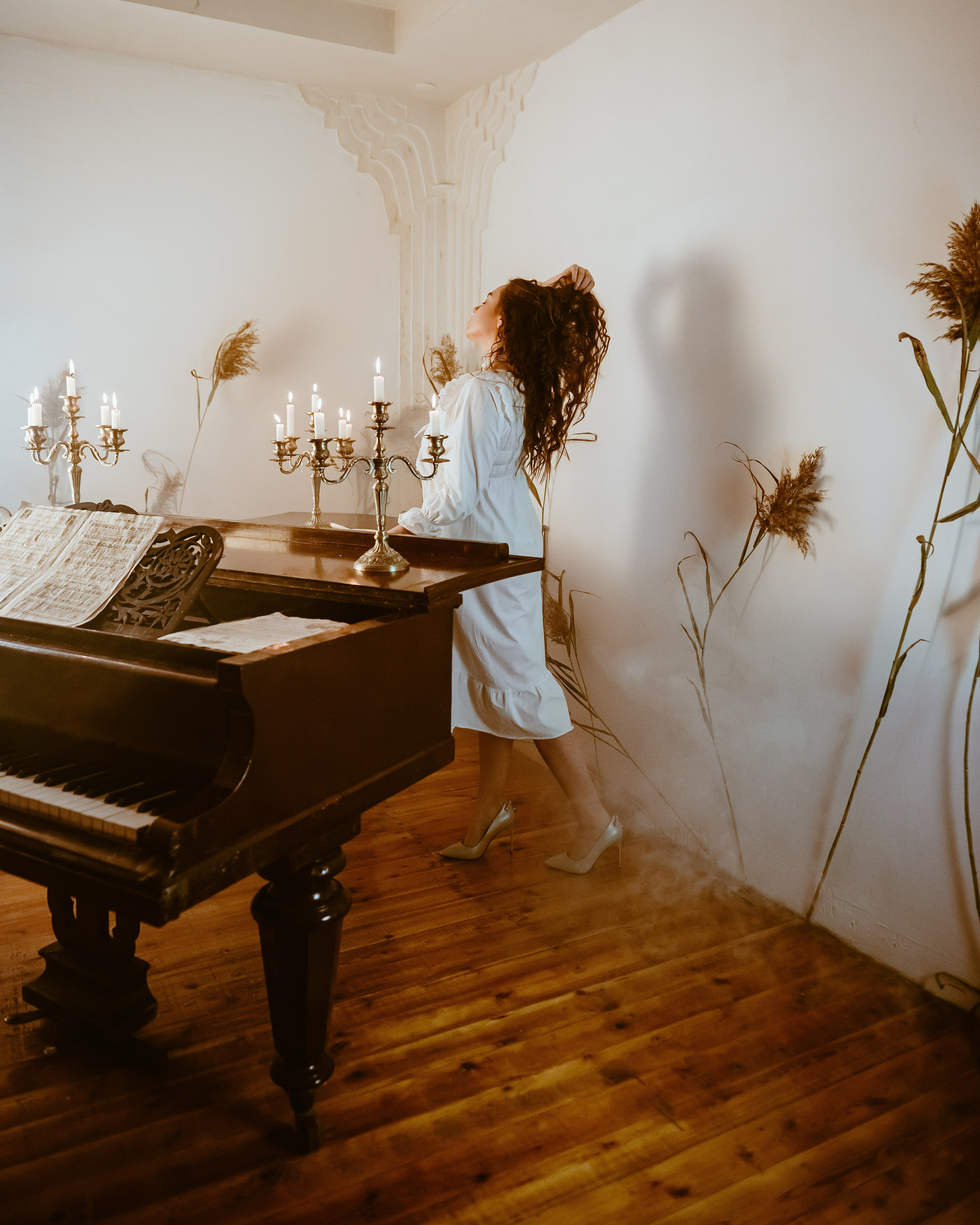 Ретро фотосессия в белом платье в фотостудии LEPOTA в г. Кемерово