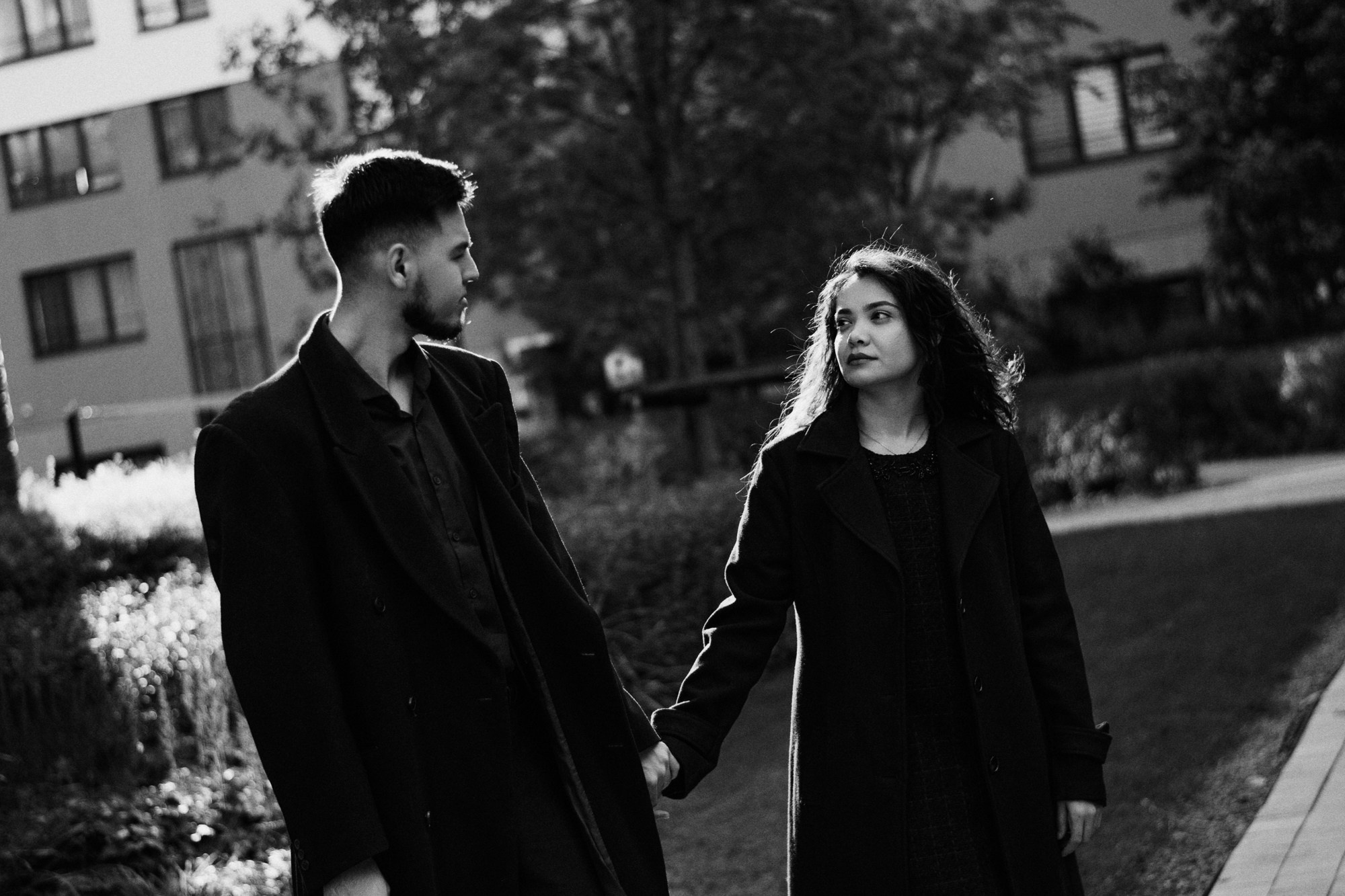 Фотосессия Love Story в Тюмени — стрит-стайл прогулка в Европейском районе. Портретный фотограф Тюмень Дарья Мустафина