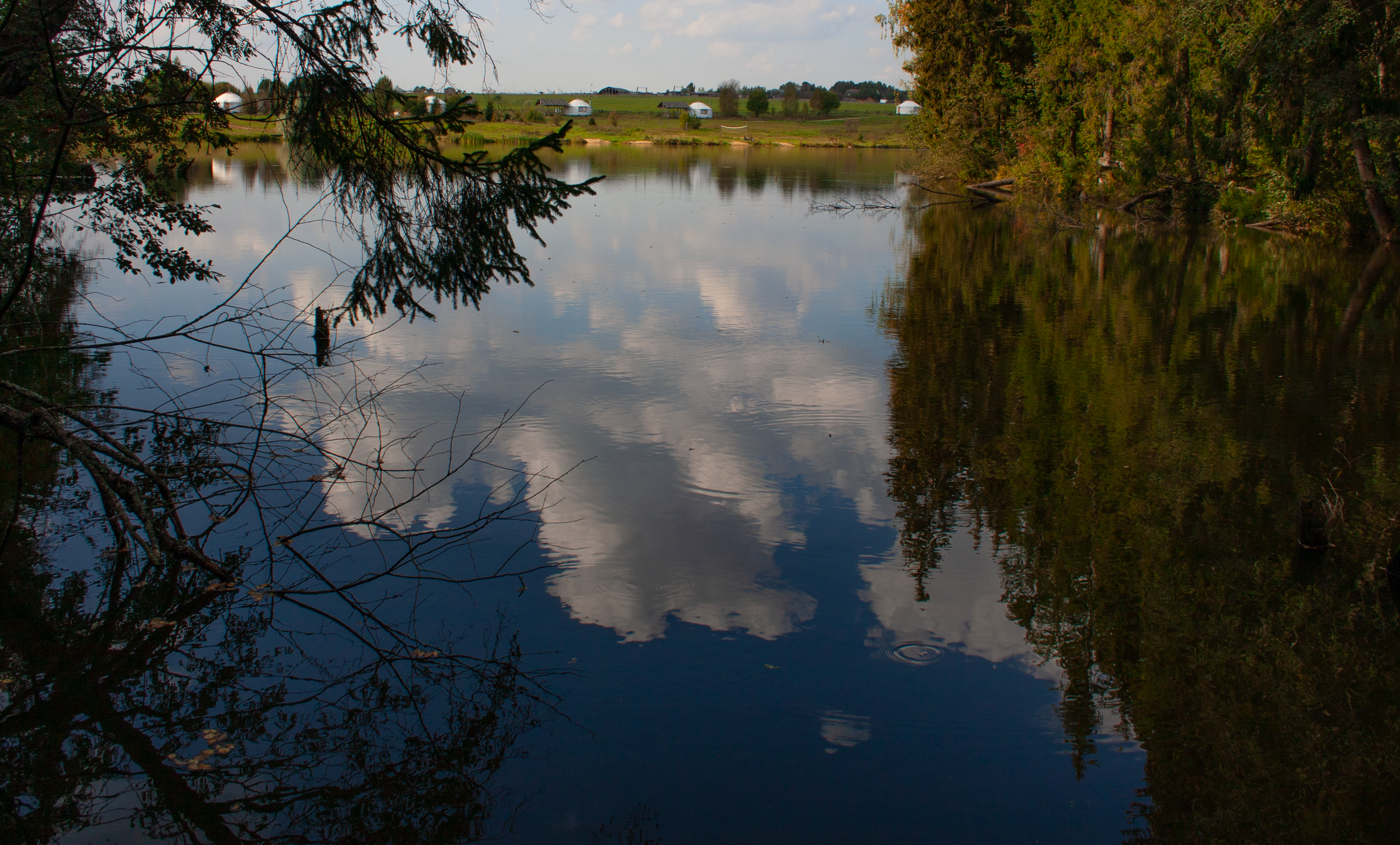 Отражение неба в лесном озере. Фото Влад в походе