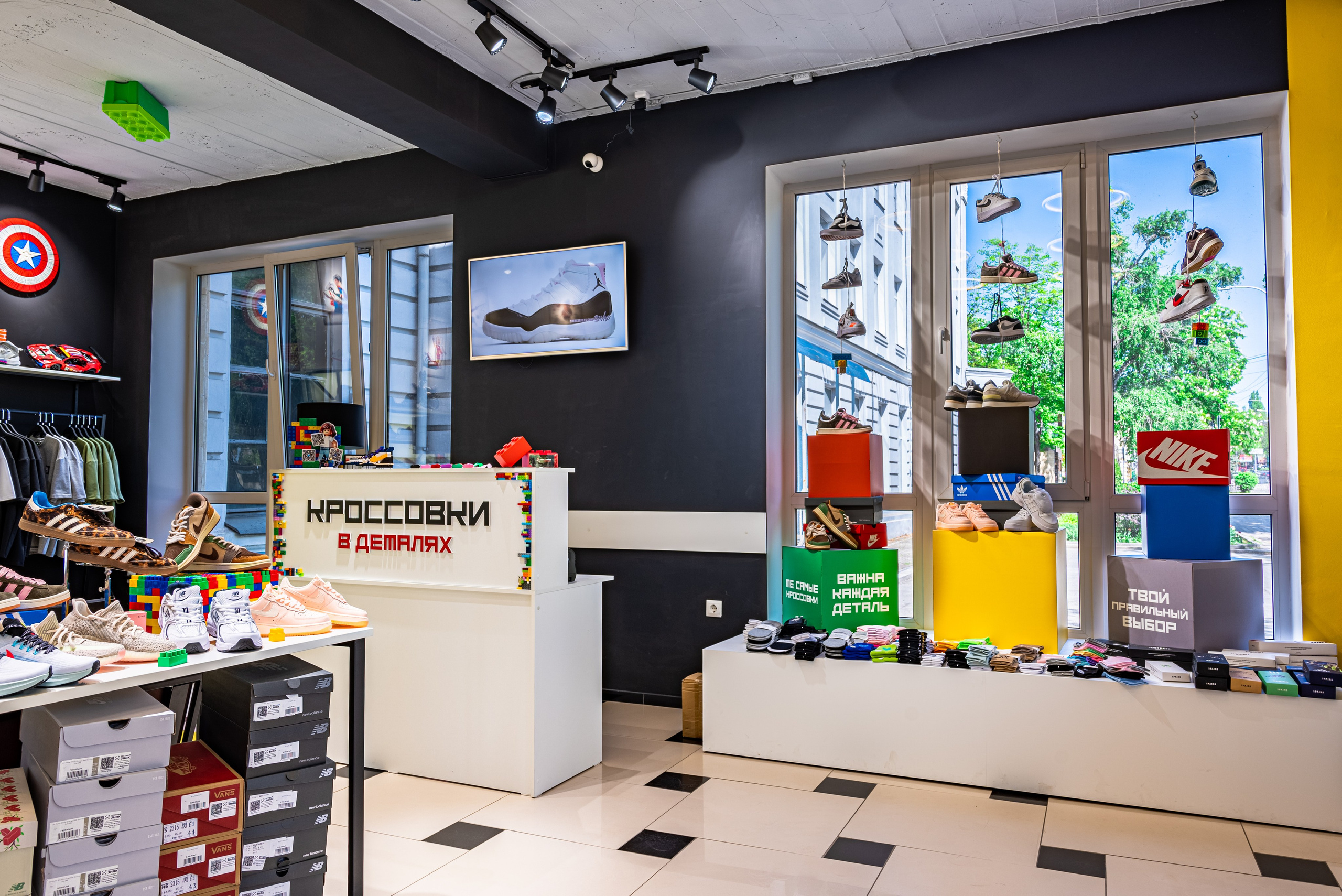 Интерьер. Магазин кроссовок. Предметный фотограф, фото для маркетплейсов Пятигорск, КМВ