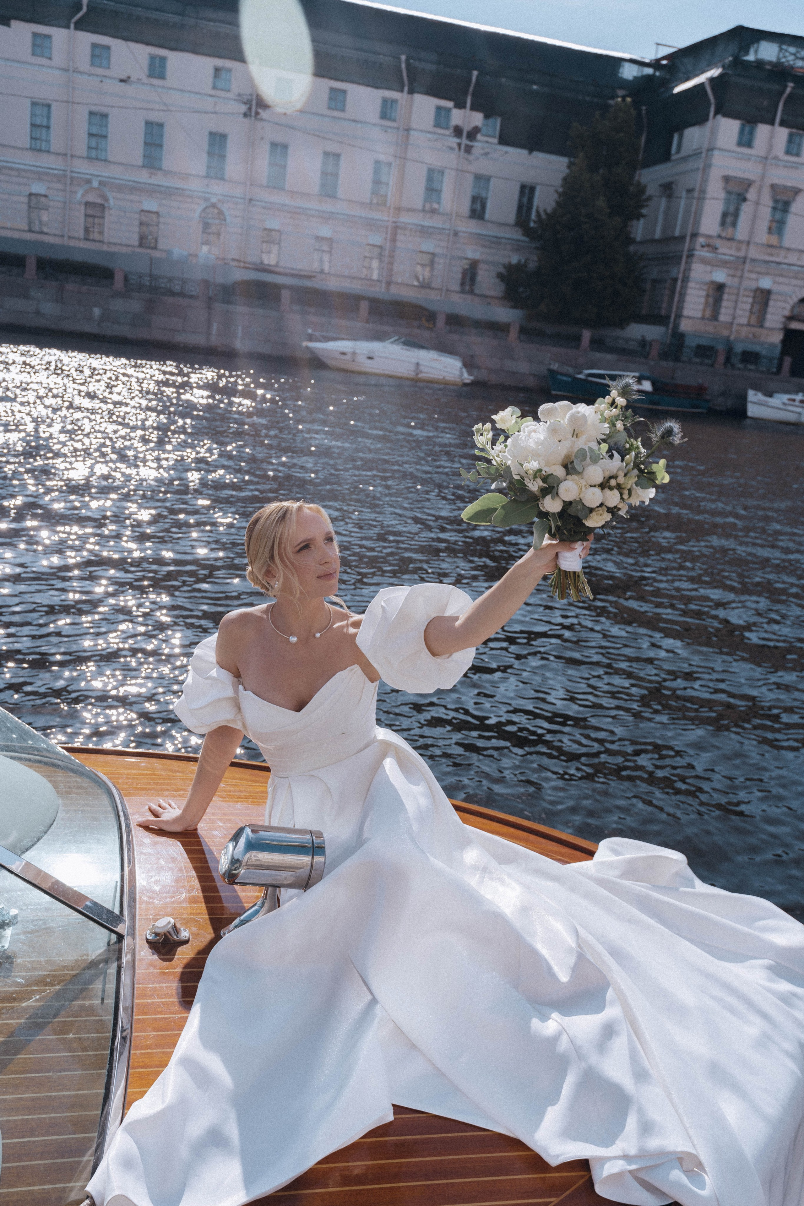 СВАДЕНБНАЯ СЬЕМКА НА КАТЕРЕ ПО КАНАЛАМ САНКТ-ПЕТЕРБУРГА И В АКВАТОРИИ НЕВЫ. Профессиональный фотограф, Санкт-Петербург — Виктория Богомолова