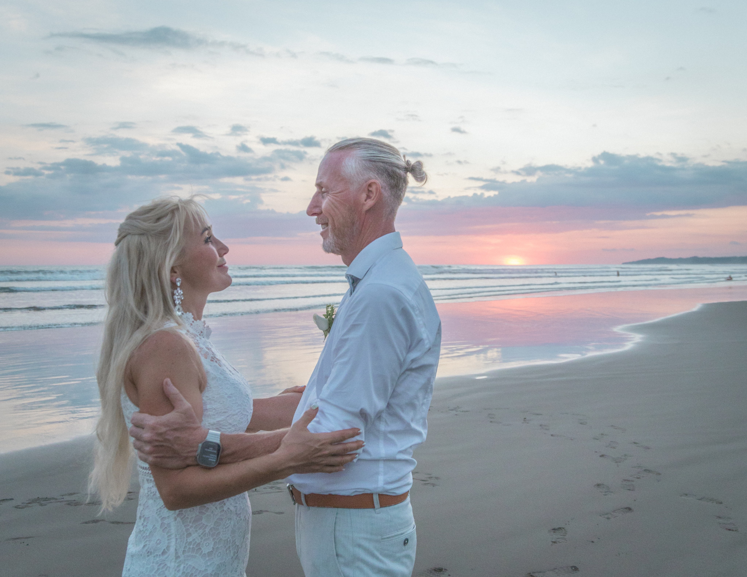 Ocean lovely moments. Family, portrait, content photo in Costa Rica Evgeniya Besprozvannykh