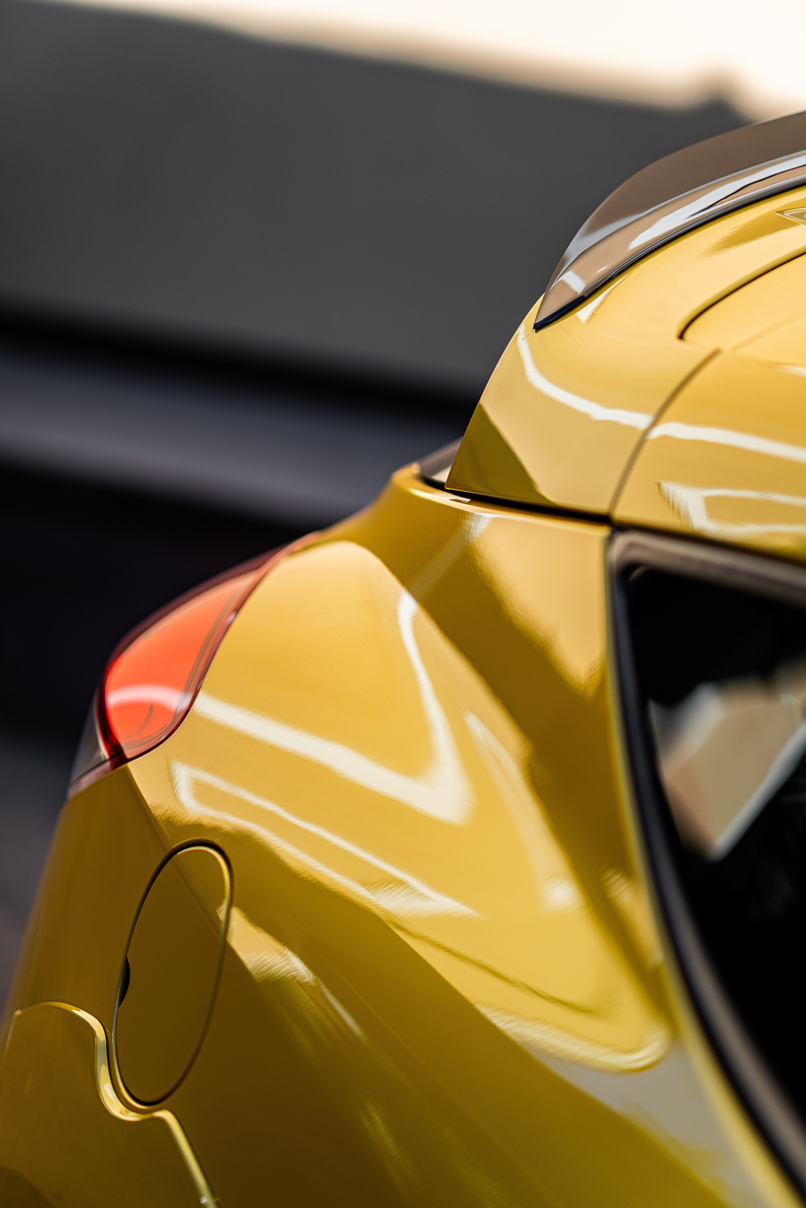 Спортивный хэтчбэк ездит по улицам Москвы. Жуков Илья  свадебный фотограф в Москве