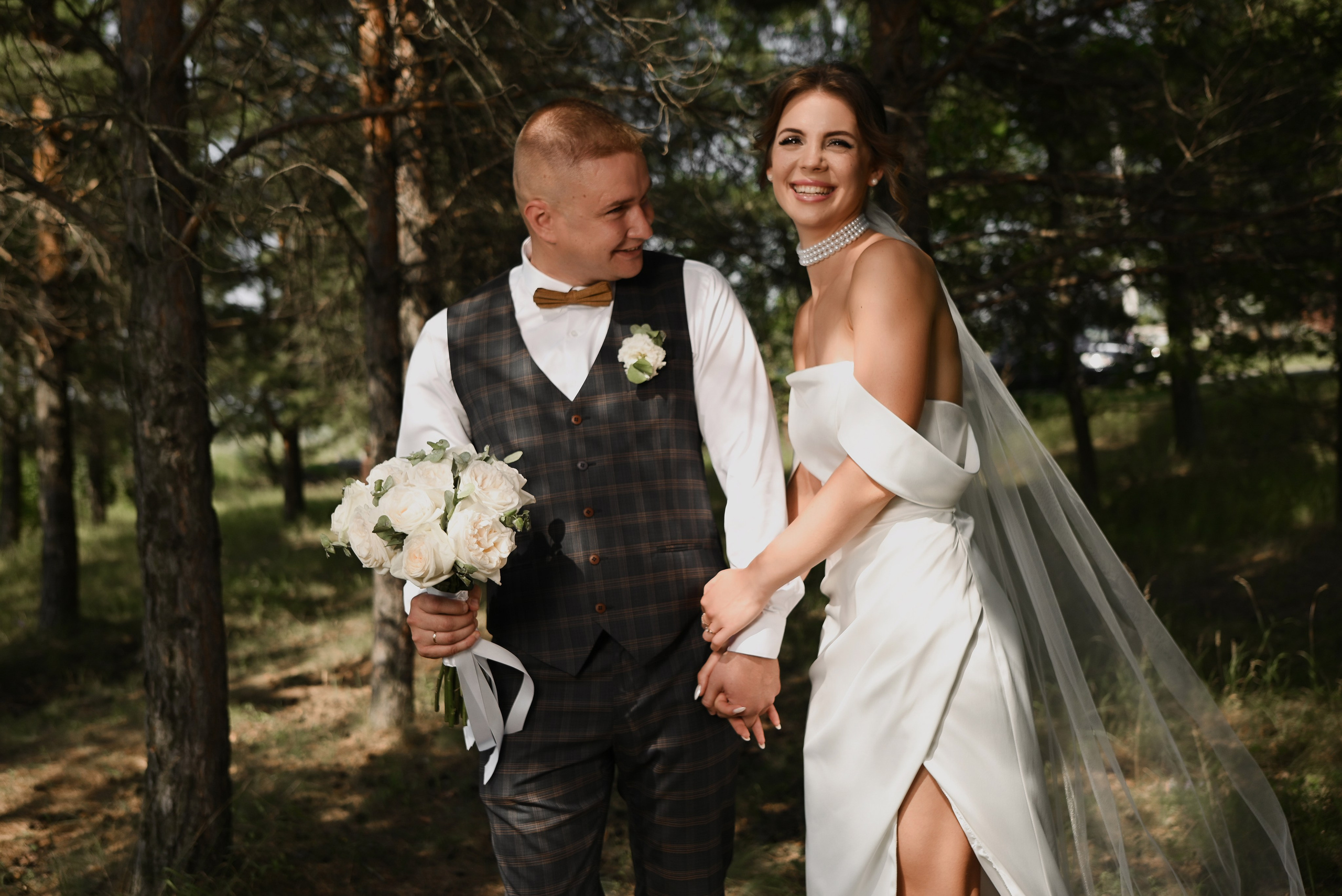 Прогулка по сосновому лесу — стильная свадебная съёмка в Туле