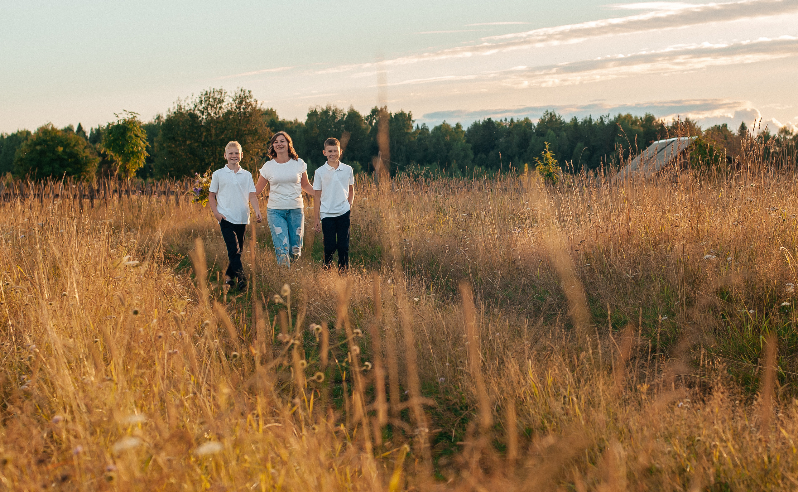 Летняя съёмка в поле для Яны, Матвея и Максима. Свадебный и семейный фотограф г. Ярославль Савинская Анастасия