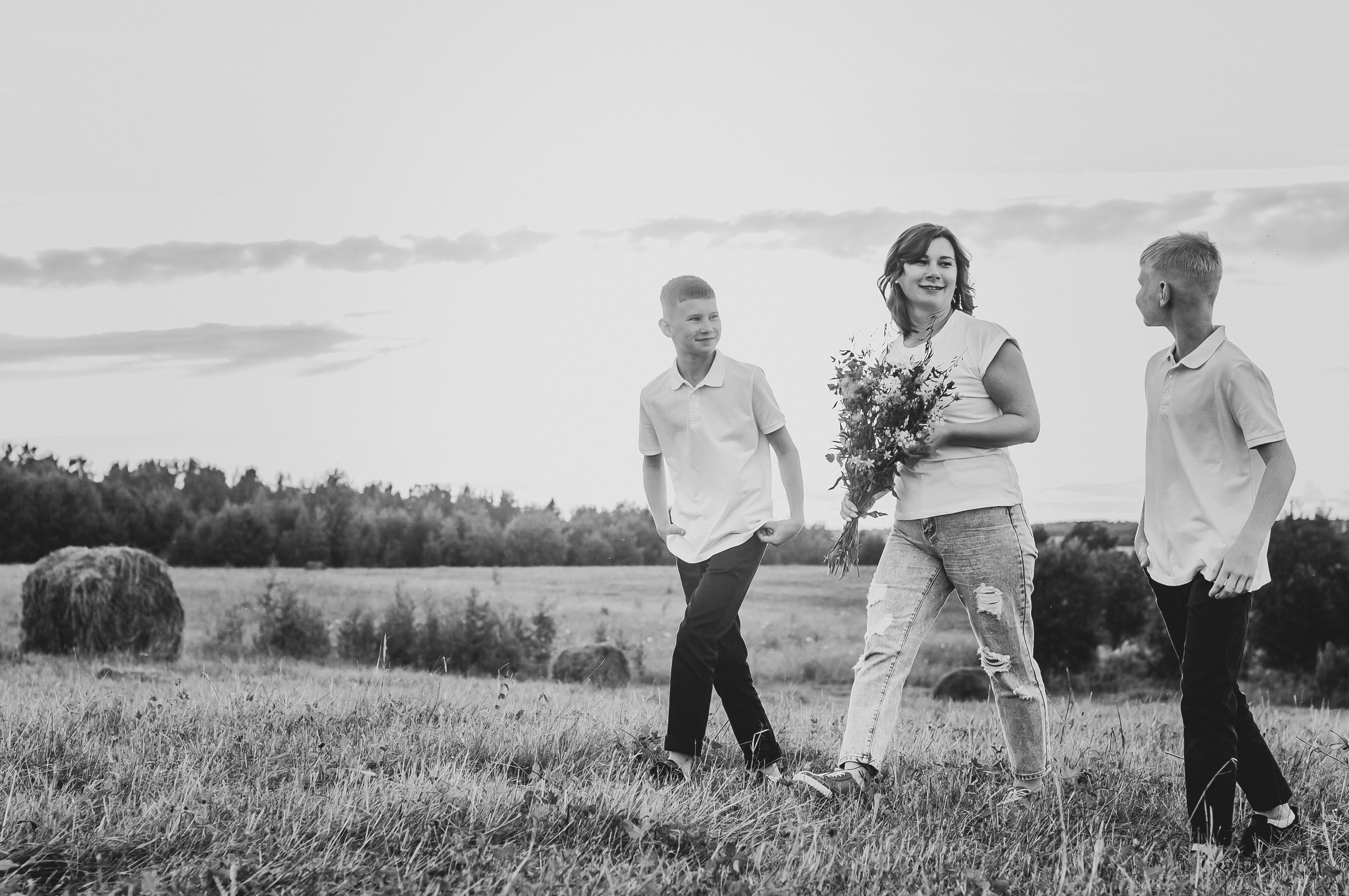 Летняя съёмка в поле для Яны, Матвея и Максима. Свадебный и семейный фотограф г. Ярославль Савинская Анастасия