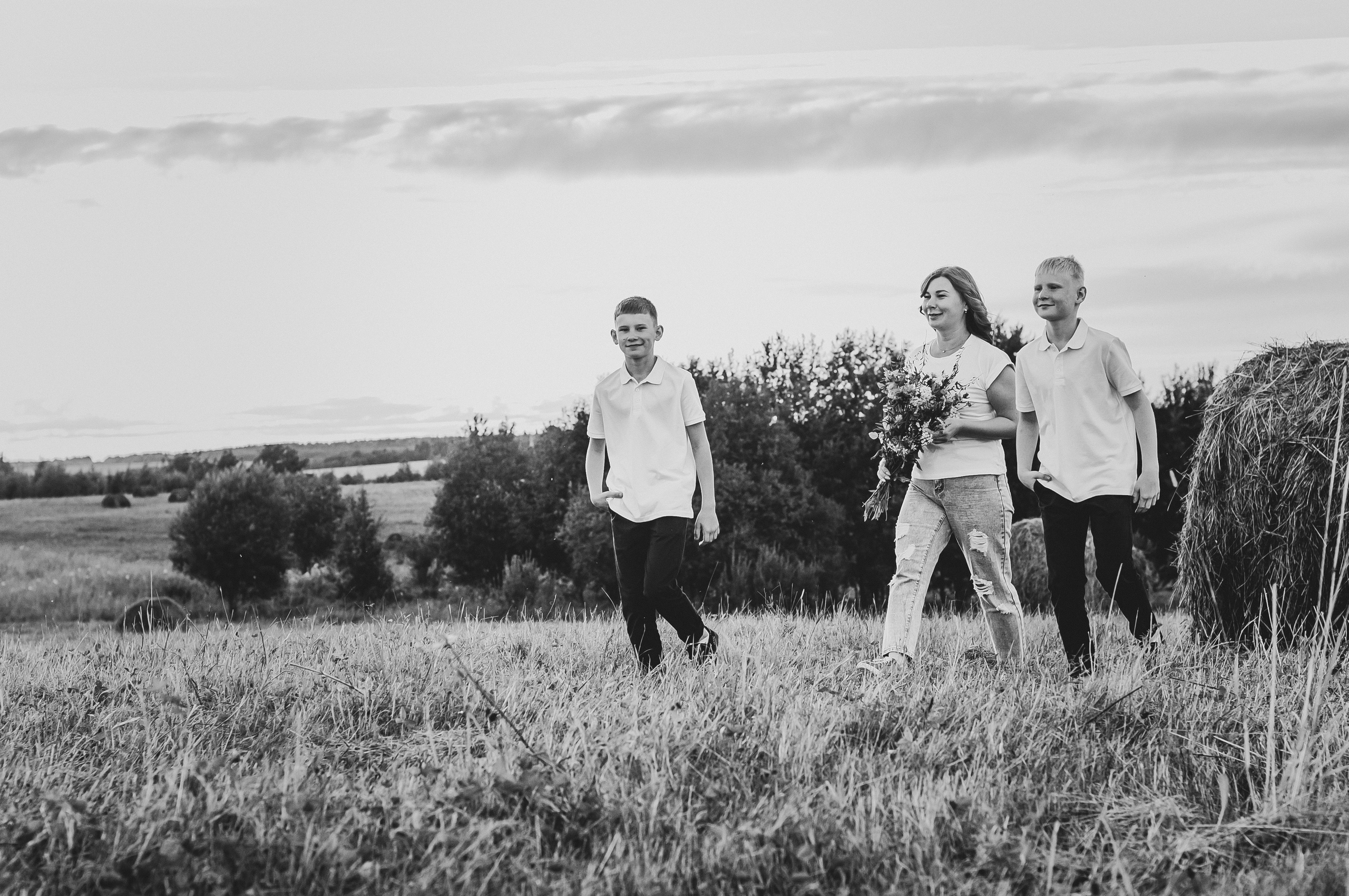 Летняя съёмка в поле для Яны, Матвея и Максима. Свадебный и семейный фотограф г. Ярославль Савинская Анастасия