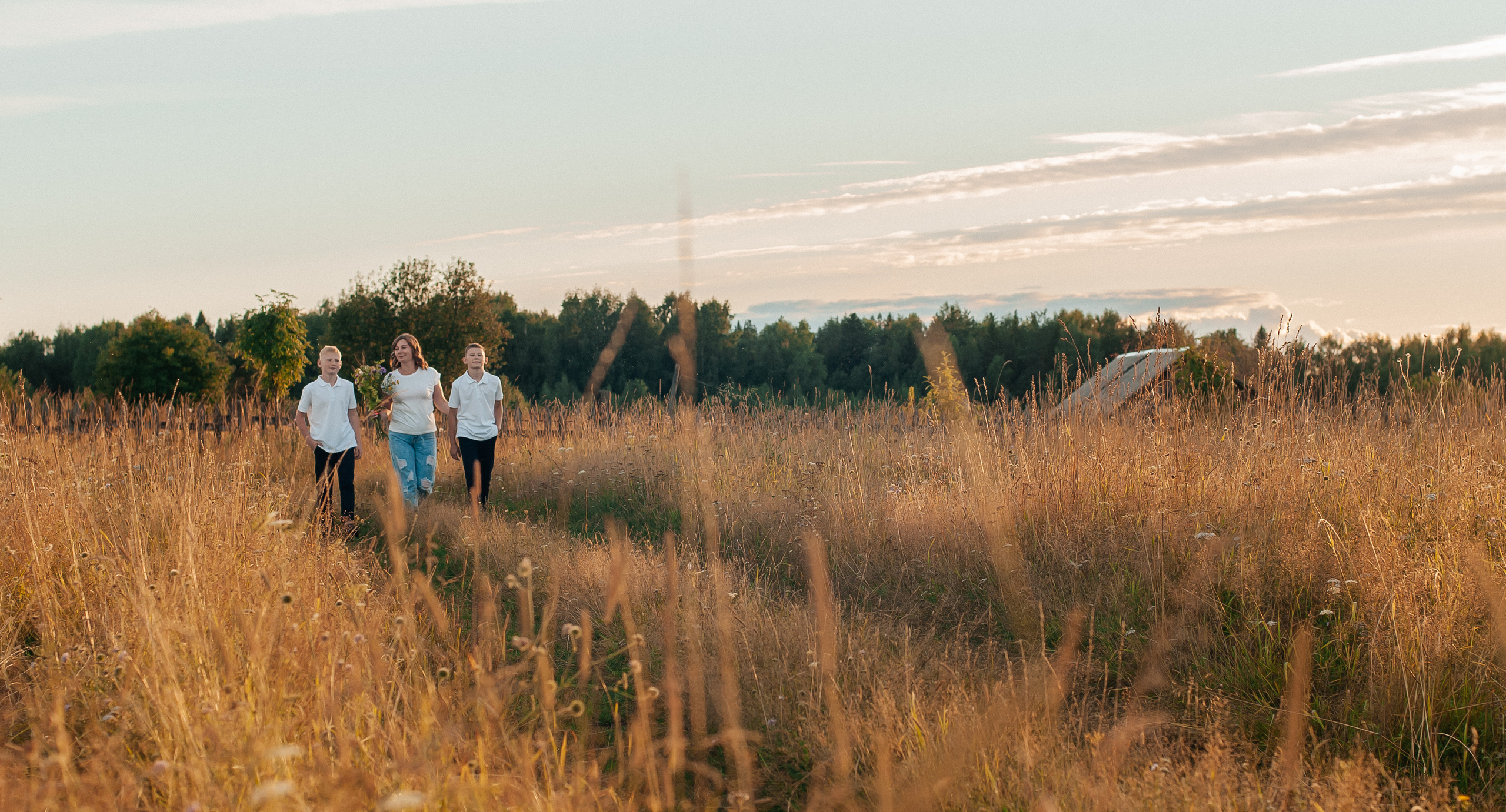 Летняя съёмка в поле для Яны, Матвея и Максима. Свадебный и семейный фотограф г. Ярославль Савинская Анастасия