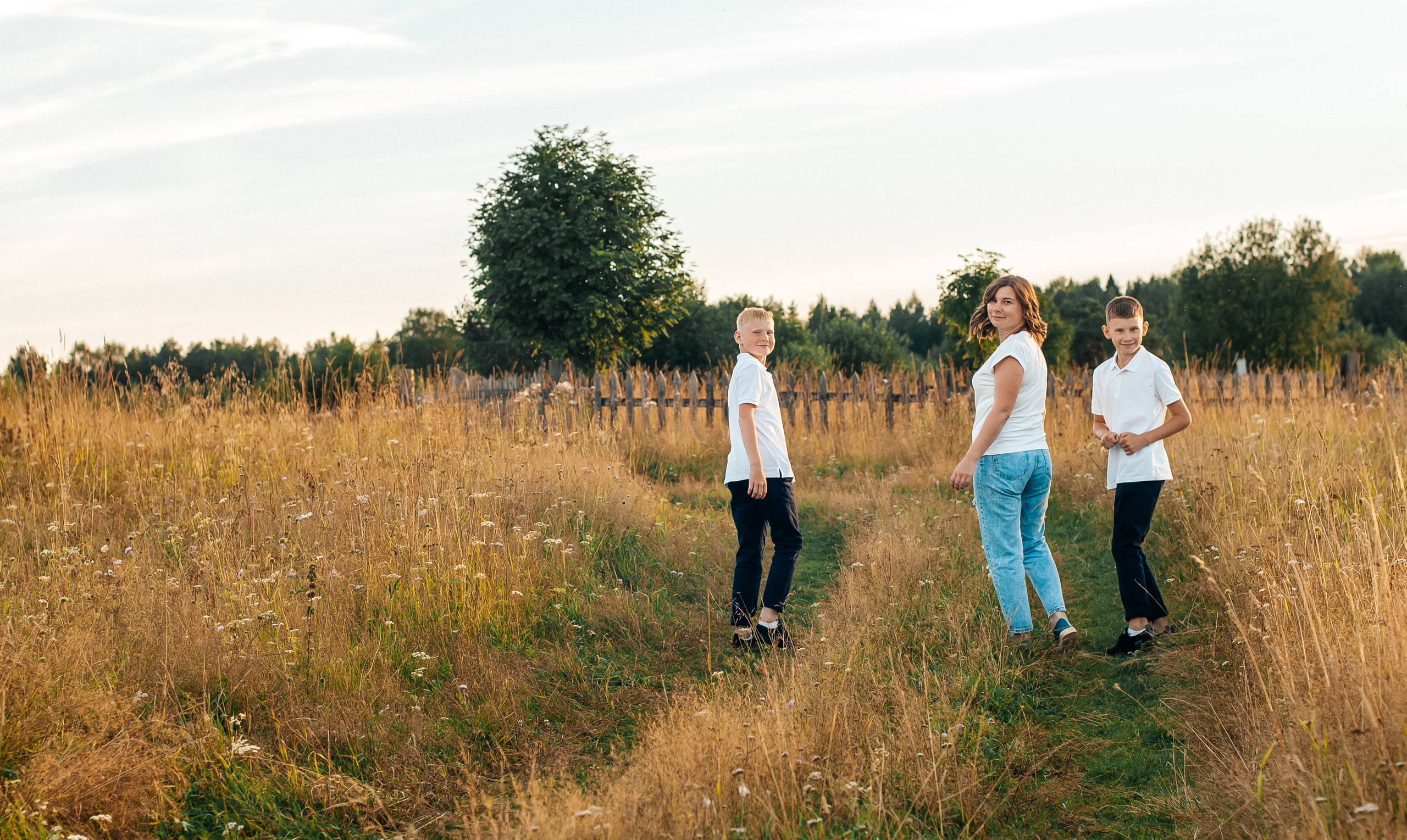 Летняя съёмка в поле для Яны, Матвея и Максима. Свадебный и семейный фотограф г. Ярославль Савинская Анастасия