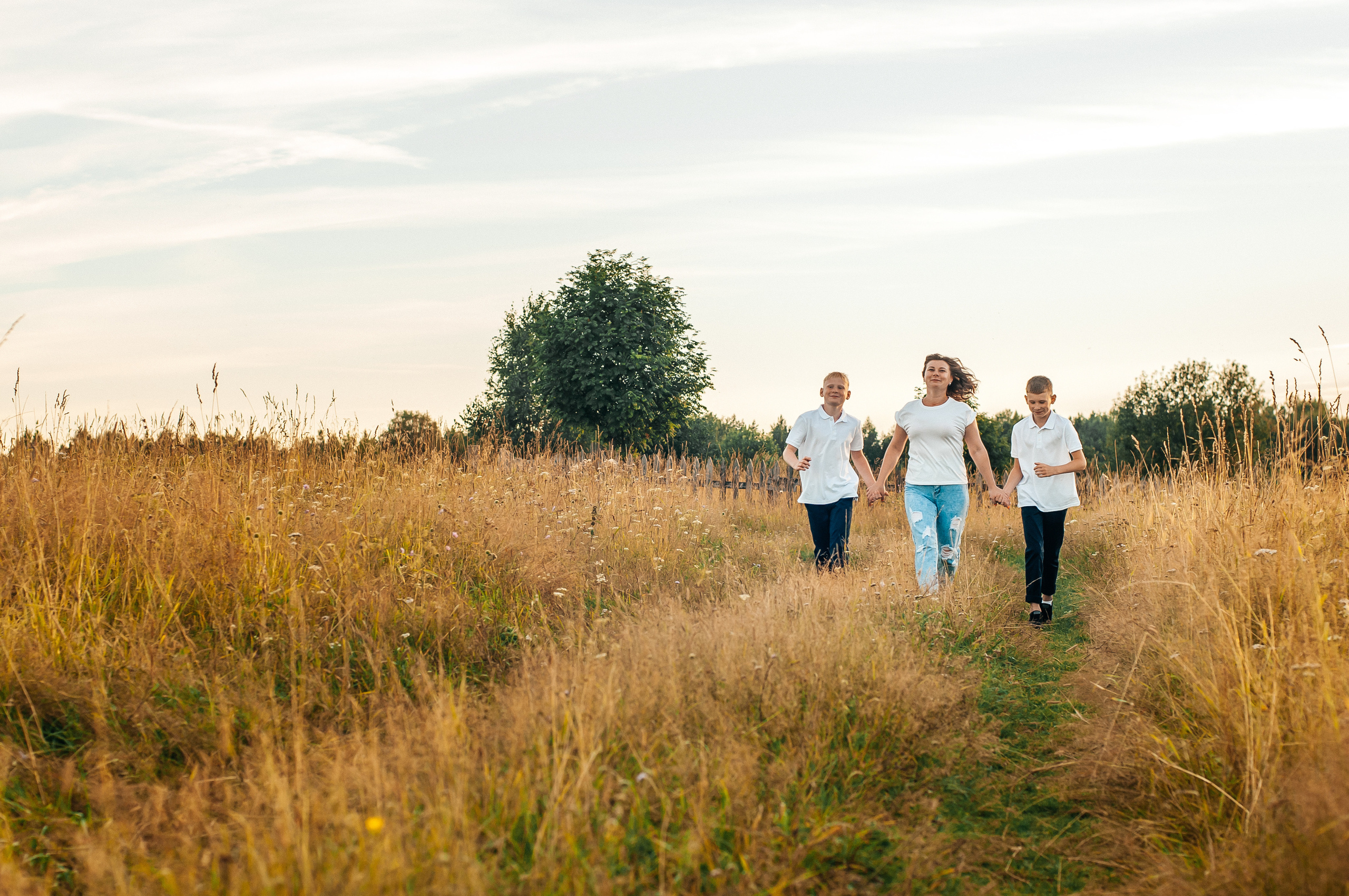 Летняя съёмка в поле для Яны, Матвея и Максима. Свадебный и семейный фотограф г. Ярославль Савинская Анастасия