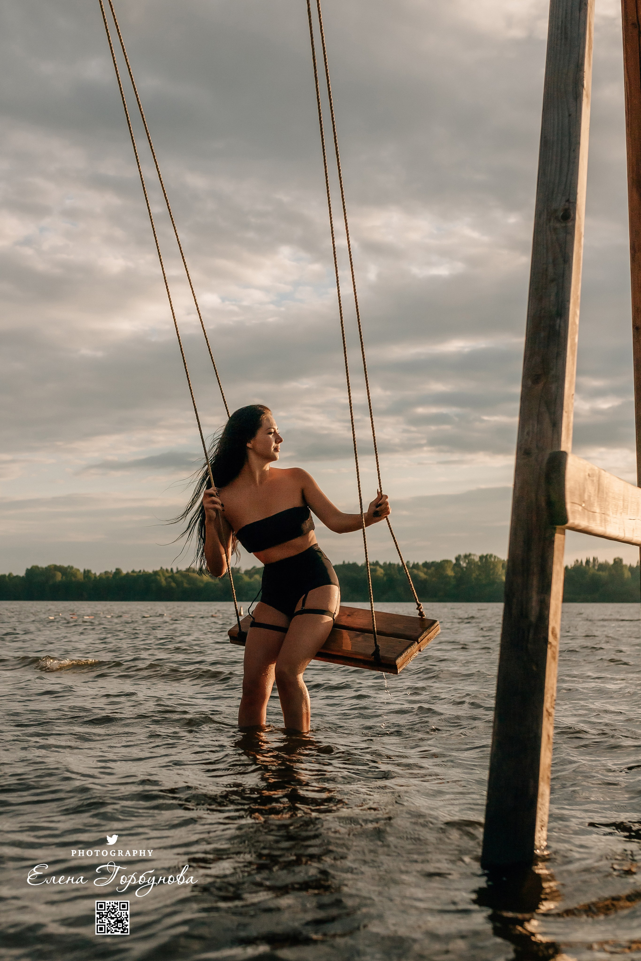 Черная серия с тканью. Набережная. Александра и Таисия. Июль 2025 г. Фотограф Пермь. Свадьбы. Семья и дети, школа, д. сад. Фотокниги