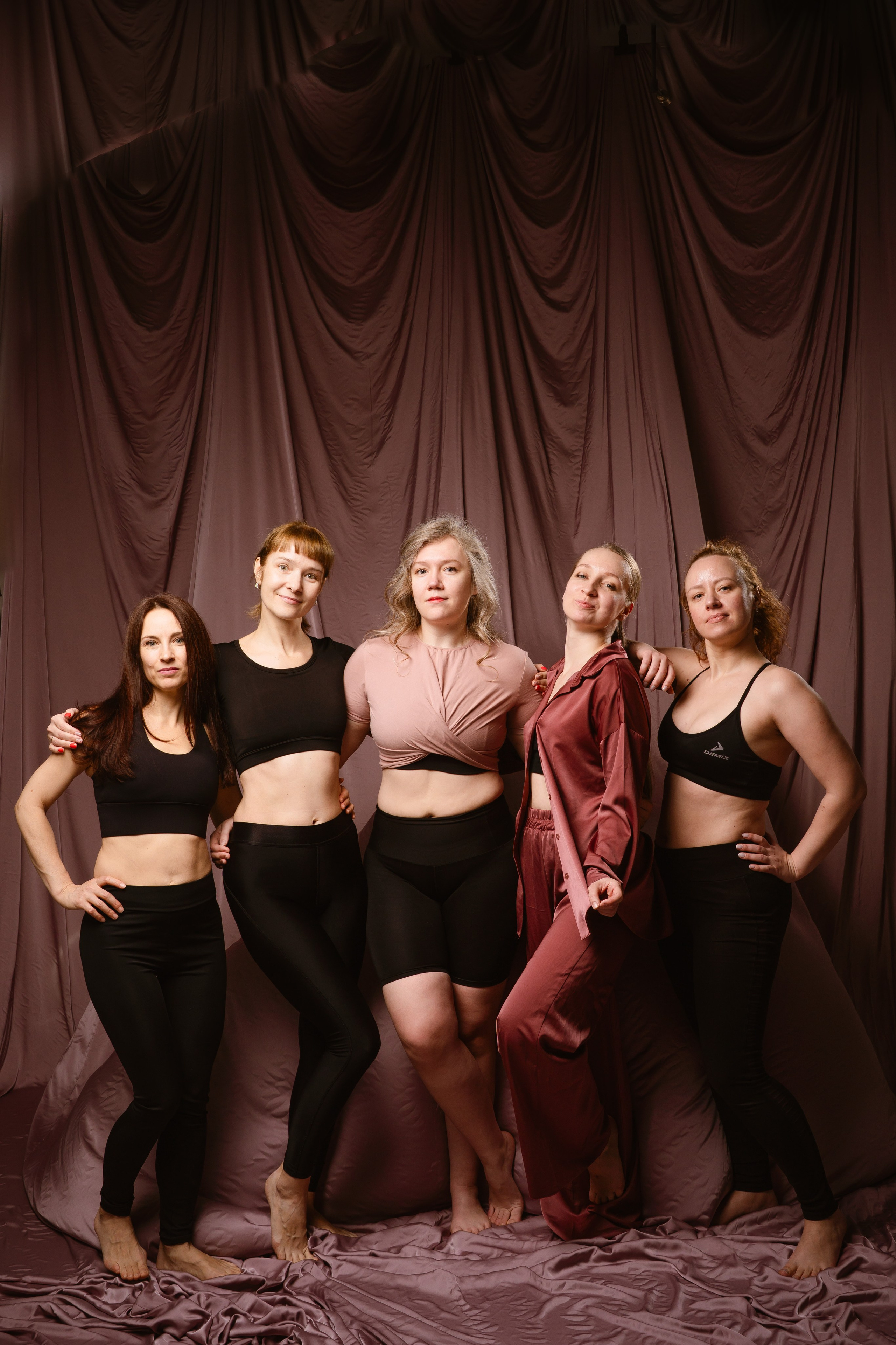 Фотосессия Акройогов с развевающейся тканью. Фотограф в Томске Григорий Шаповалов