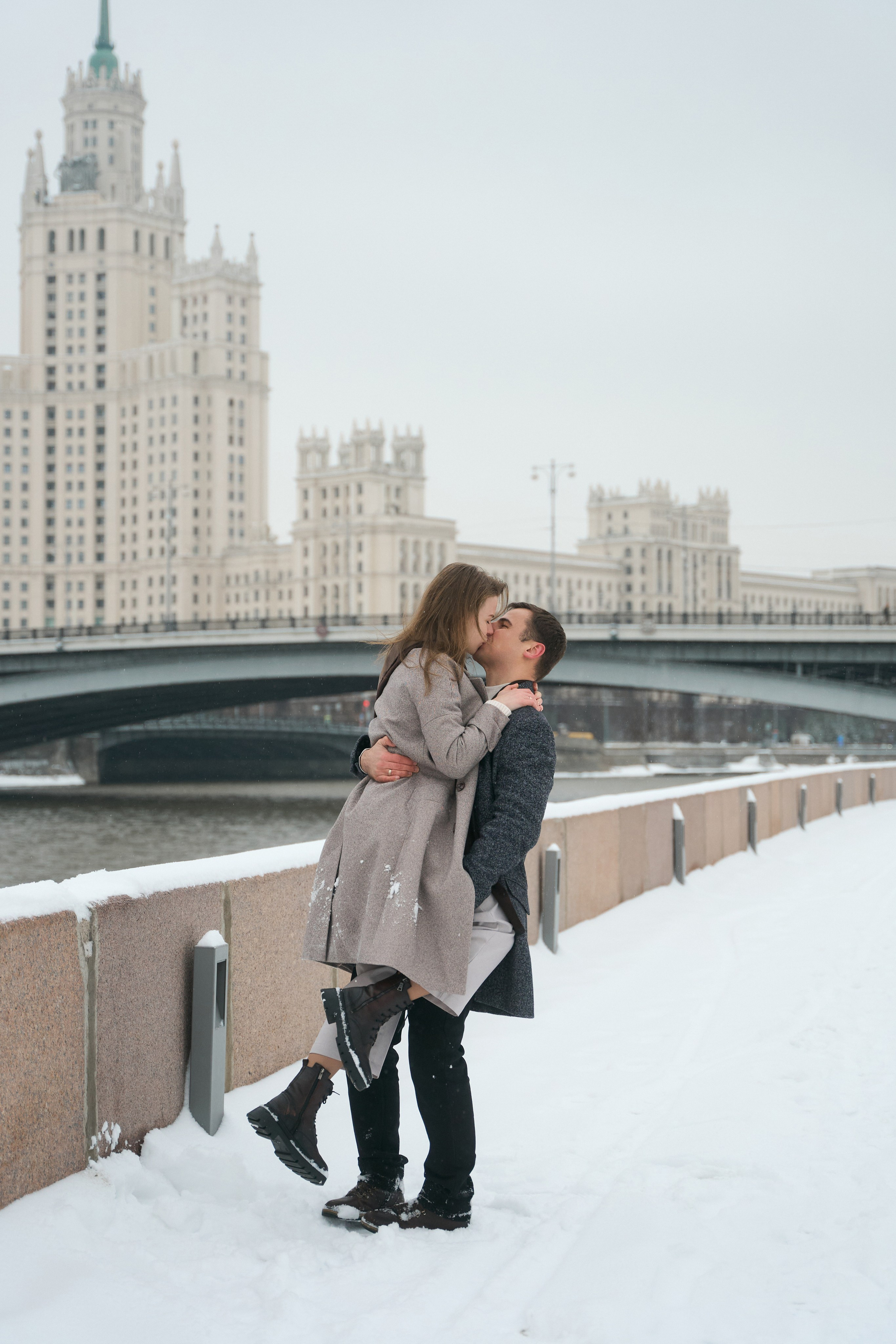 Любовь начинается с поцелуя. Minflo Photographer