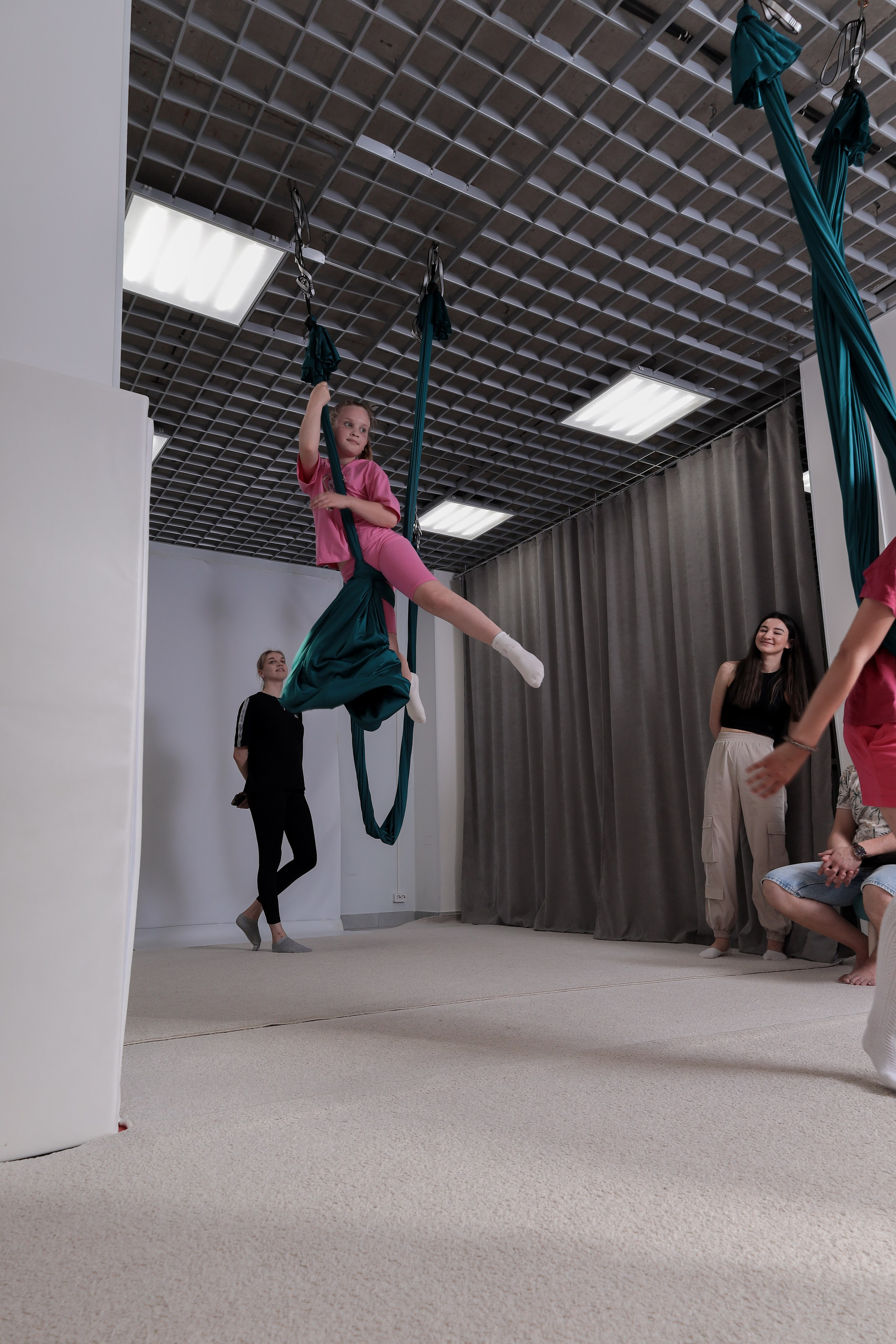 Детская аэройога. Фотограф Надршина Лилия