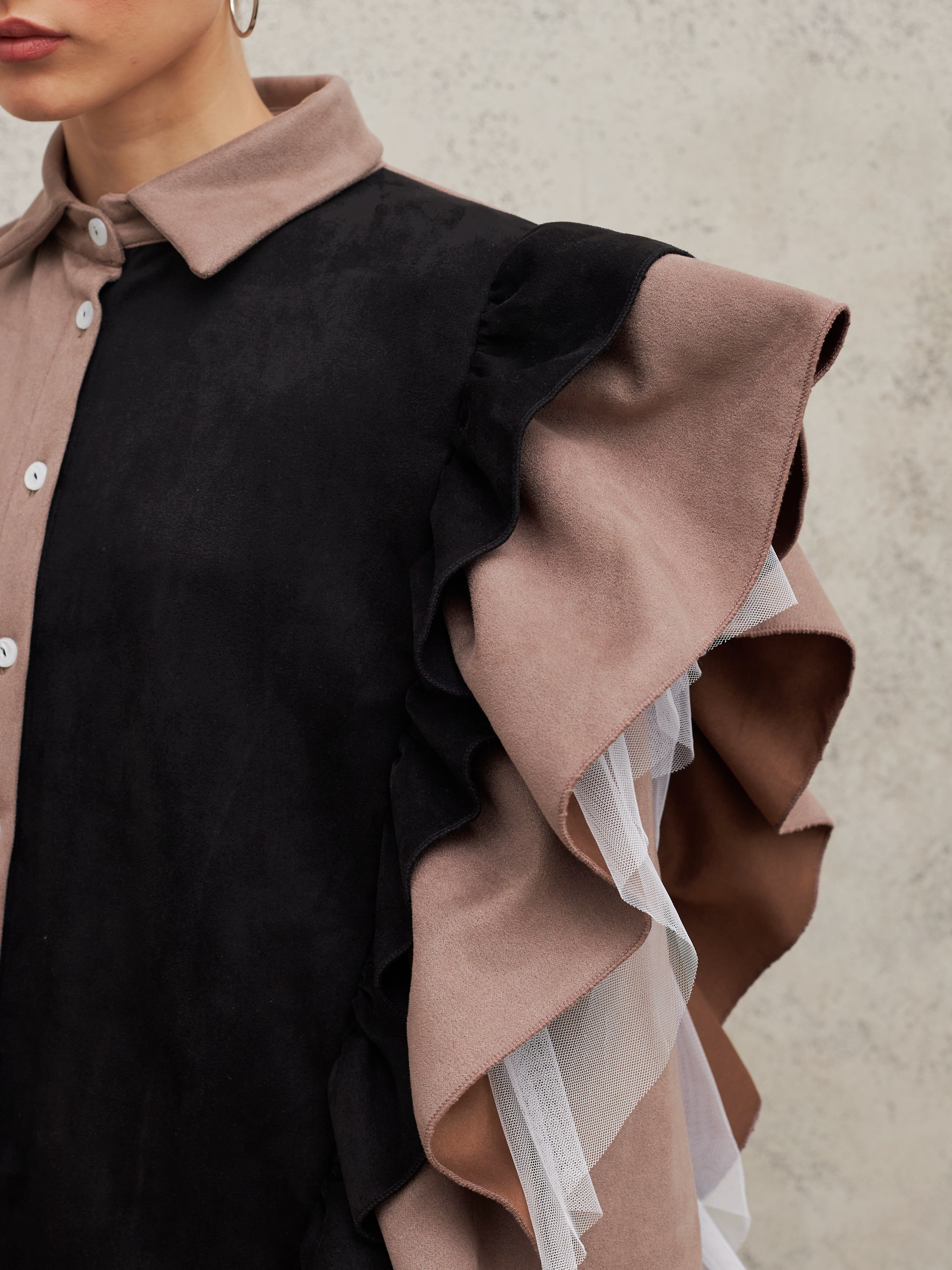 Фотосъемка рубашек с воланами Екатеринбург Wildberries ВБ Ozon Озон фотосессия одежды Екб заказать цена фотосъемка товара WB блузки Екб. Фотограф Екатеринбург Анастасия Жерновская | Маркетплейсы и нейрофото