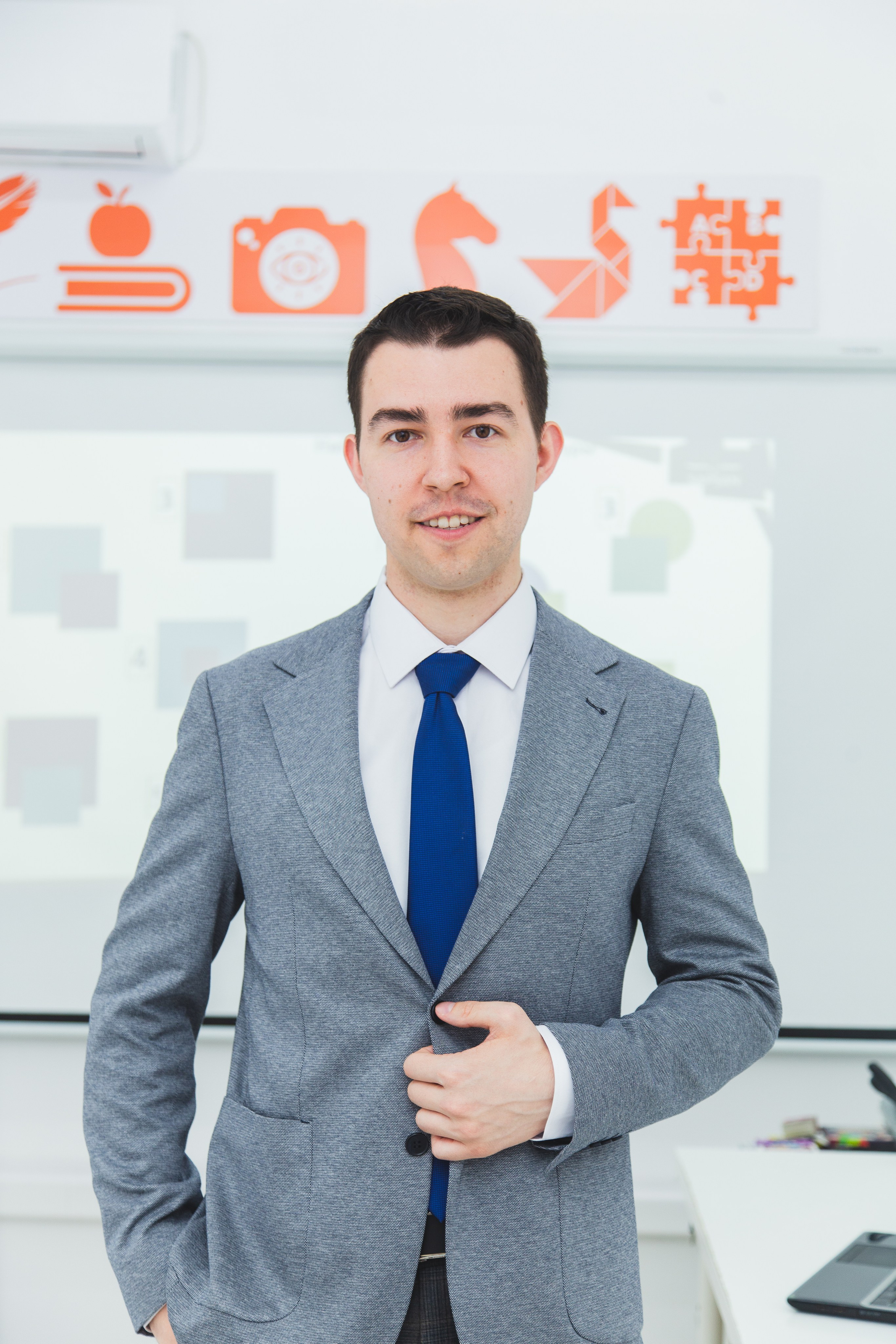 Sova School Атырау. Рекламный и портретный фотограф в Алматы — Серекпаев Танирхан