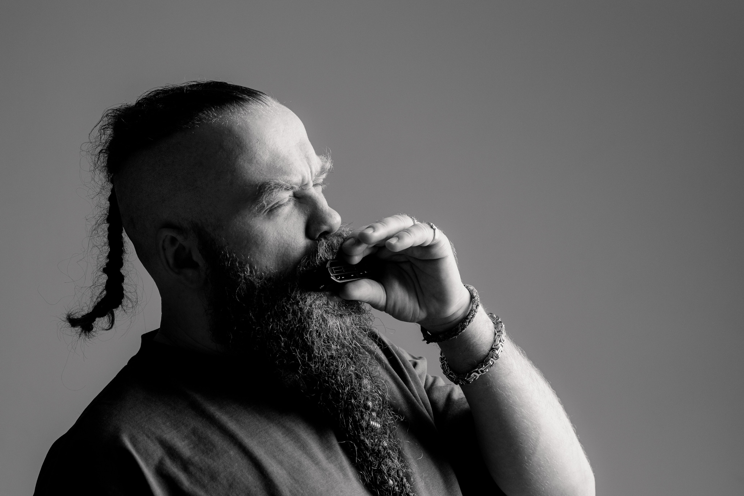 Борис Плотников. Губная гармоника. Мужской портрет, фотосессия для музыканта. Фотограф в Екатеринбурге Пойгина Елена