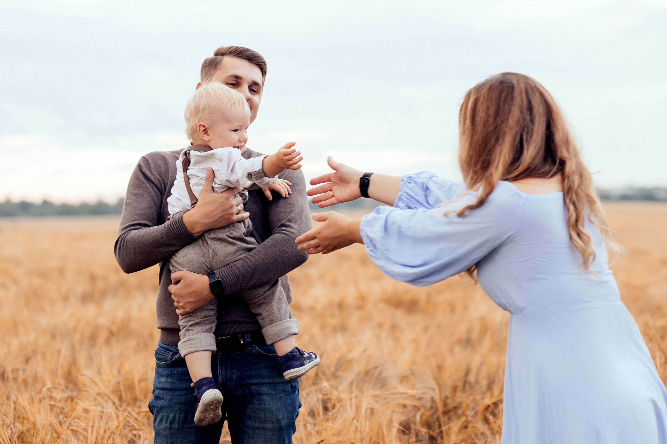 Семейная фотосессия в поле 🌾. Семейный фотограф Ирис Сенченко