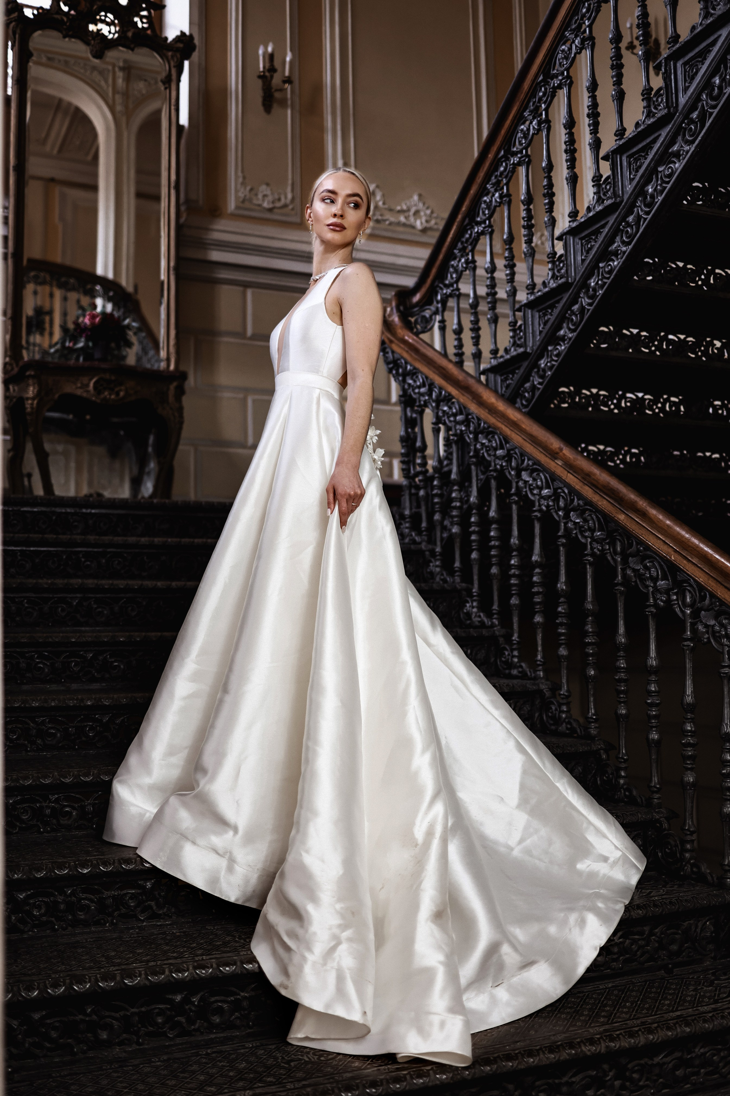 Свадебная love story в особняке. Свадебный и семейный фотограф Москва и Московская область