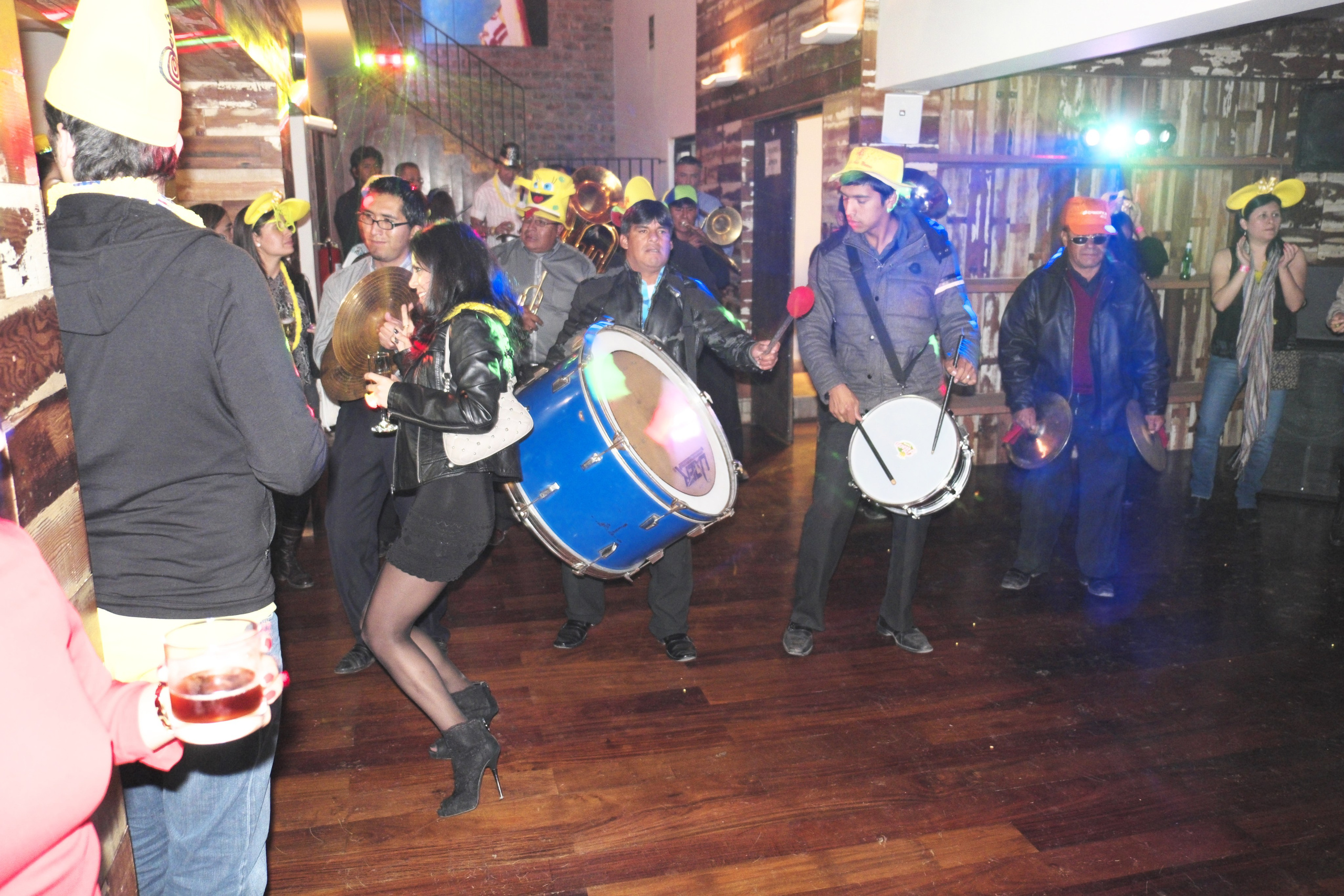 УЛИЦЫ. ПОБУДЬ ЗДЕСЬ И ЦЕЛЕЕ БУДЕТ ЭТОТ МИР