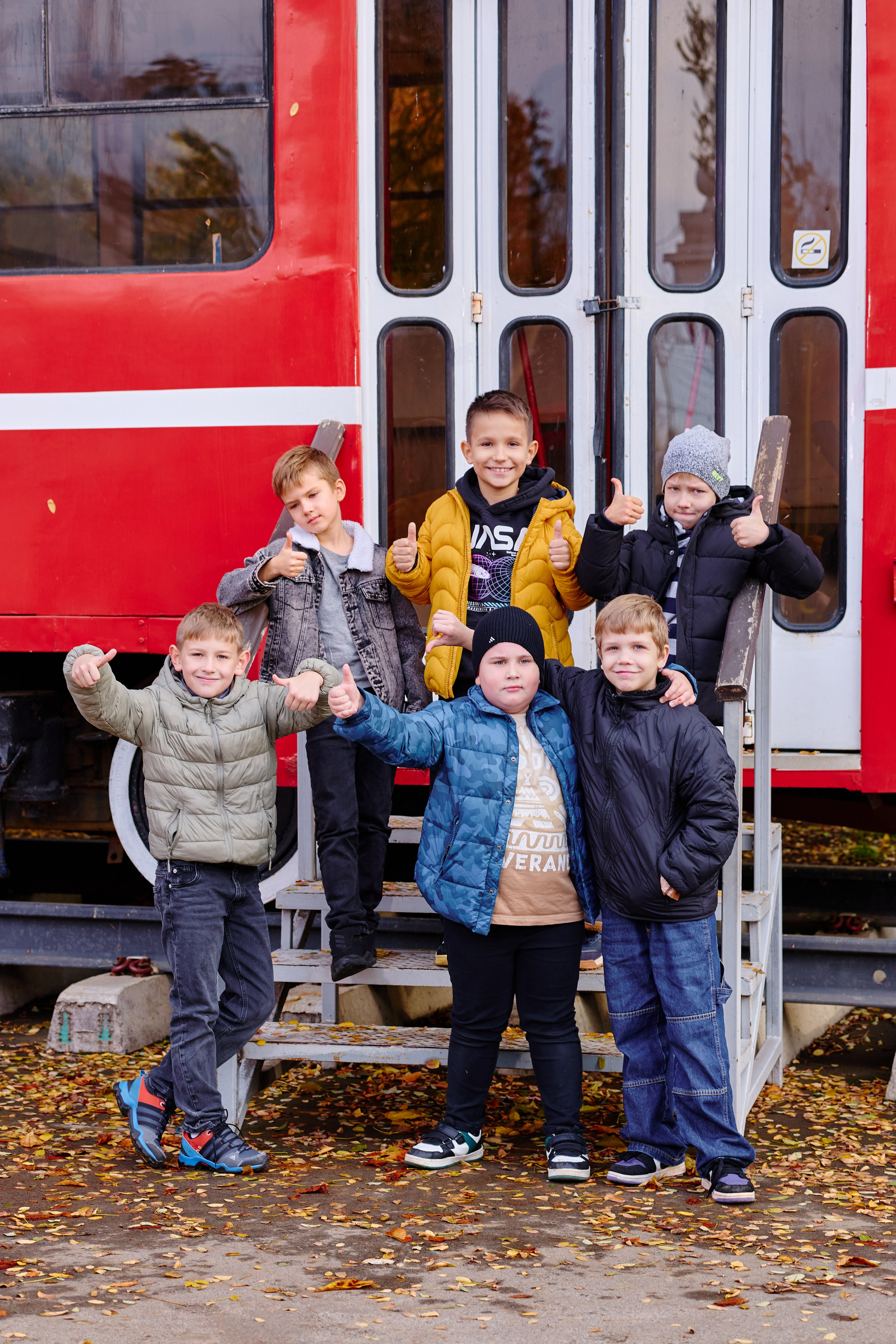 Прогулка в парке классом. Фотограф Выпускные альбомы Таганрог Сергей Коробченко
