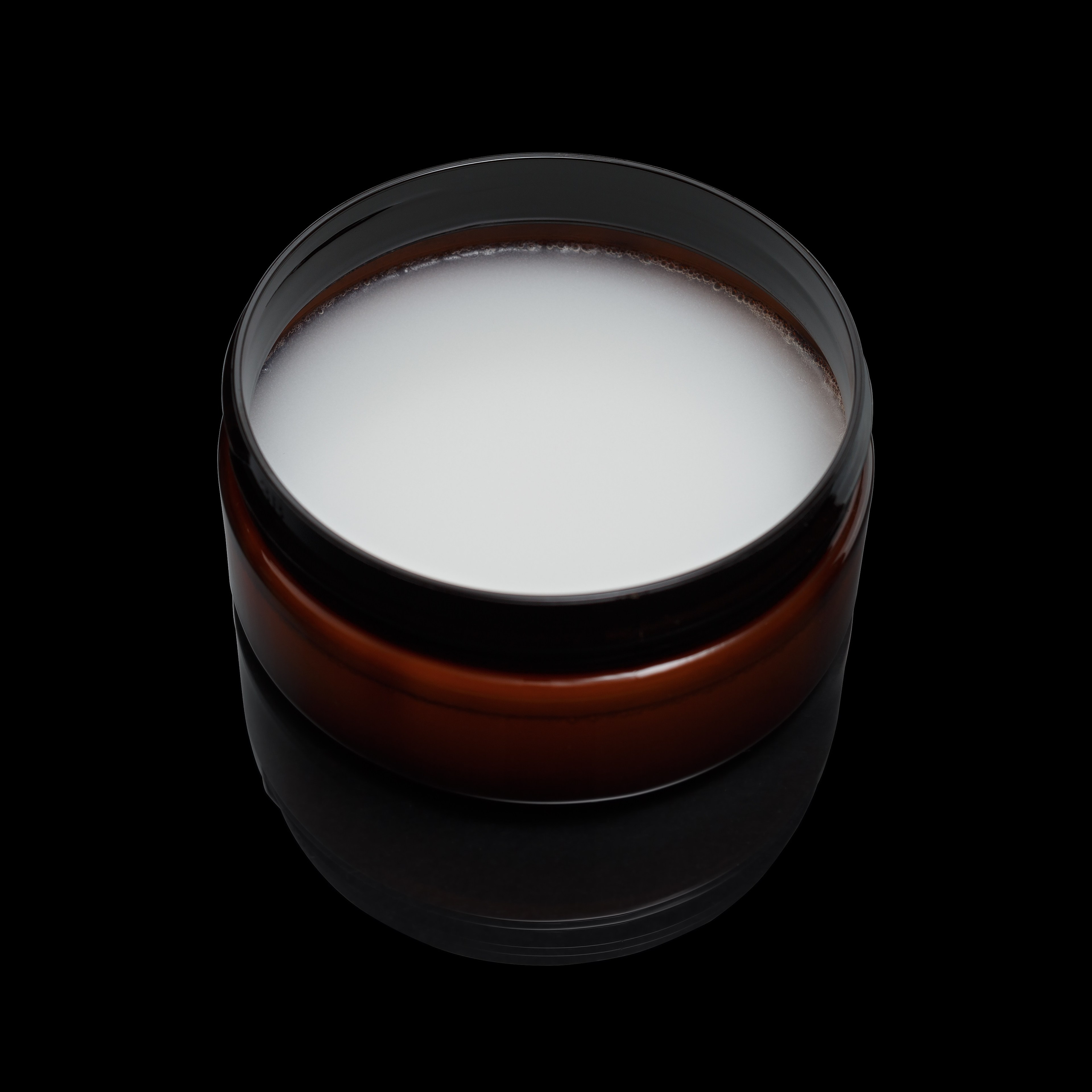 Мыло для бритья в баночке фон чёрный отражение предметное фото