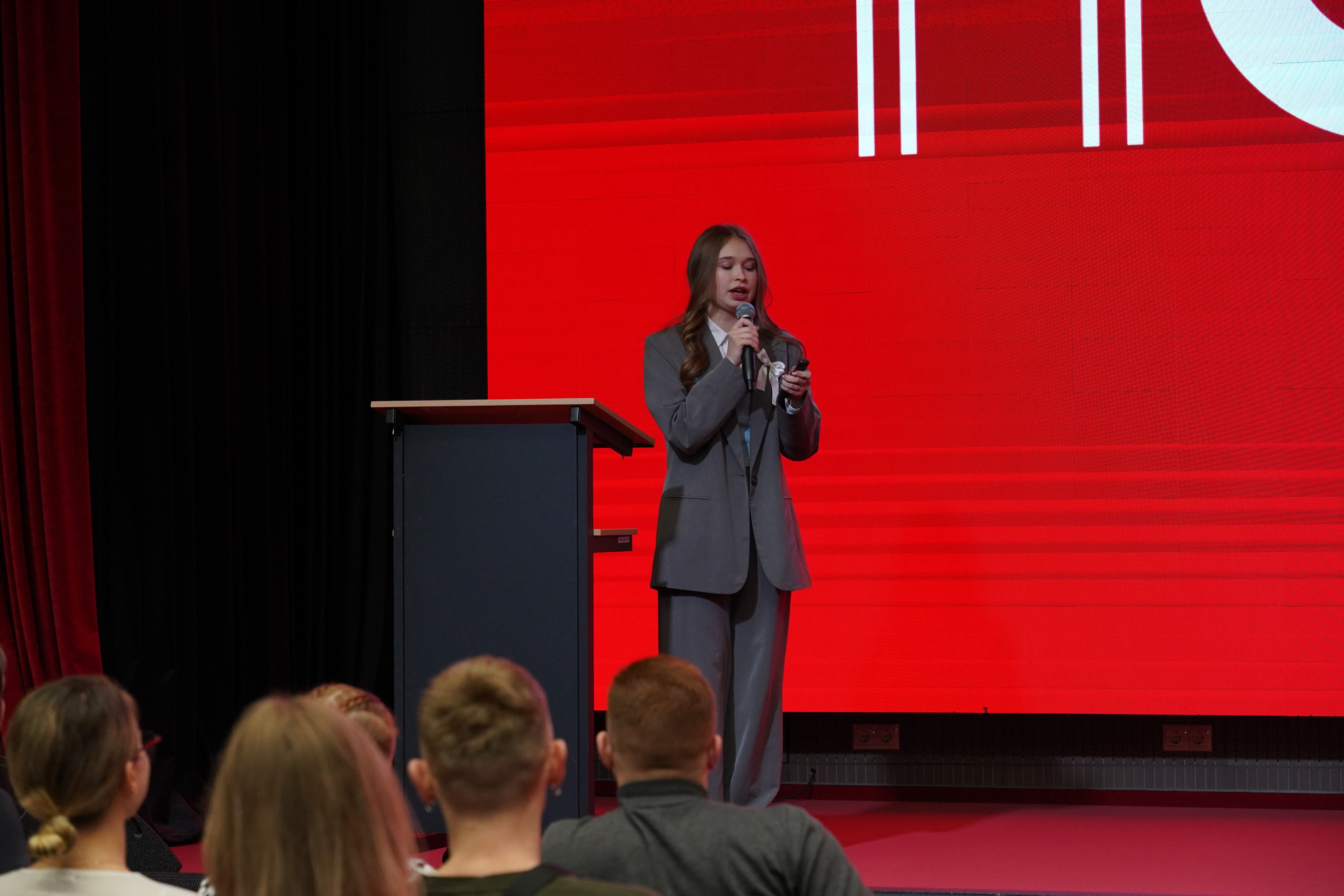 Фотограф на официальном мероприятии