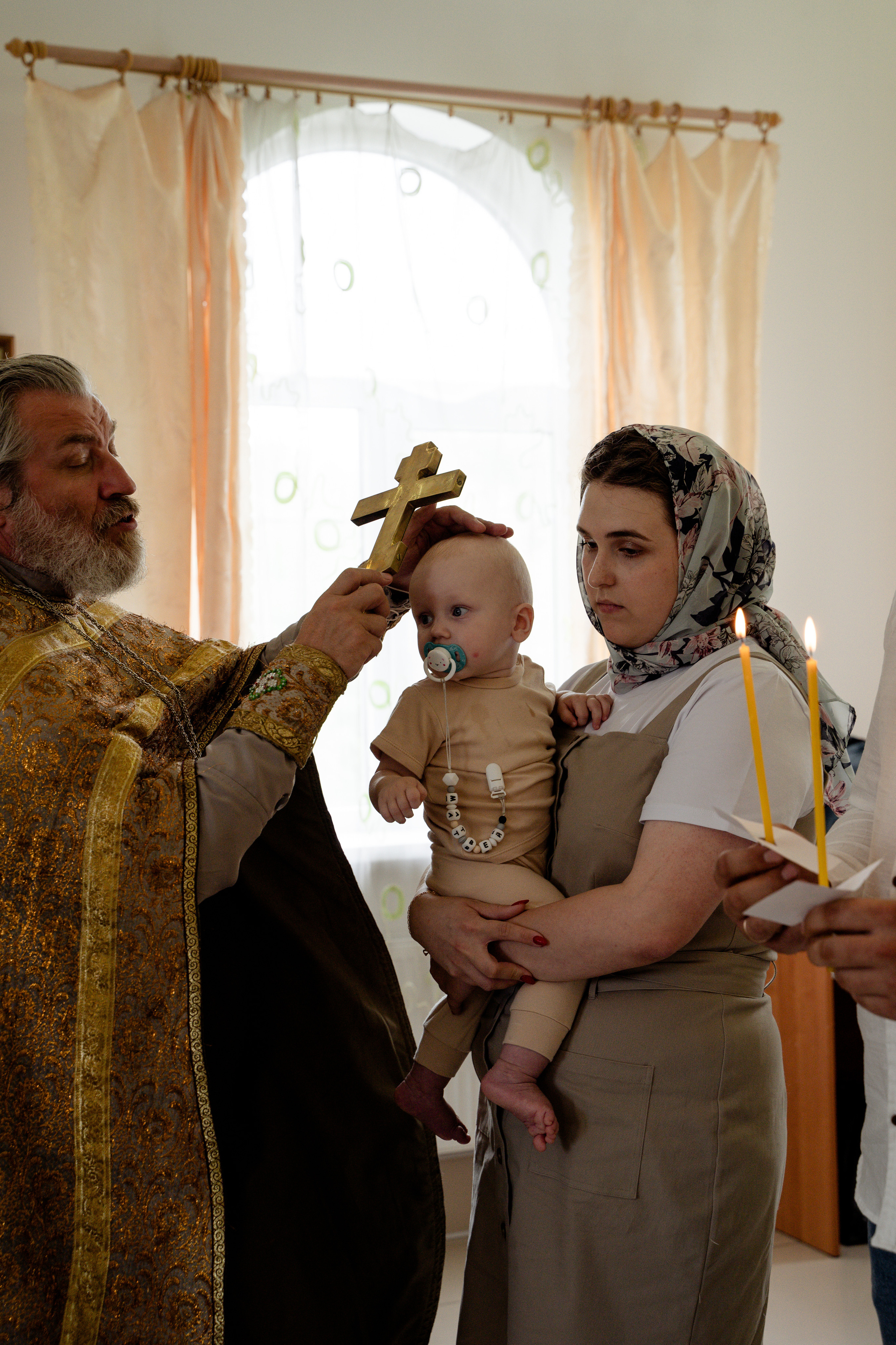 Крещение Матвея в Острове. Свадебный и семейный фотограф в Пскове и Острове Света Суворова