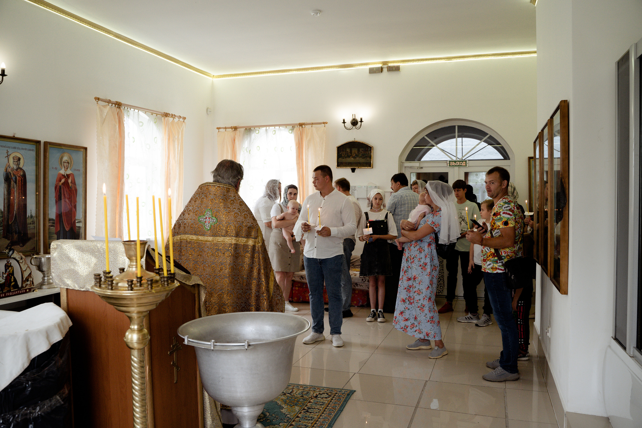 Крещение Матвея в Острове. Свадебный и семейный фотограф в Пскове и Острове Света Суворова