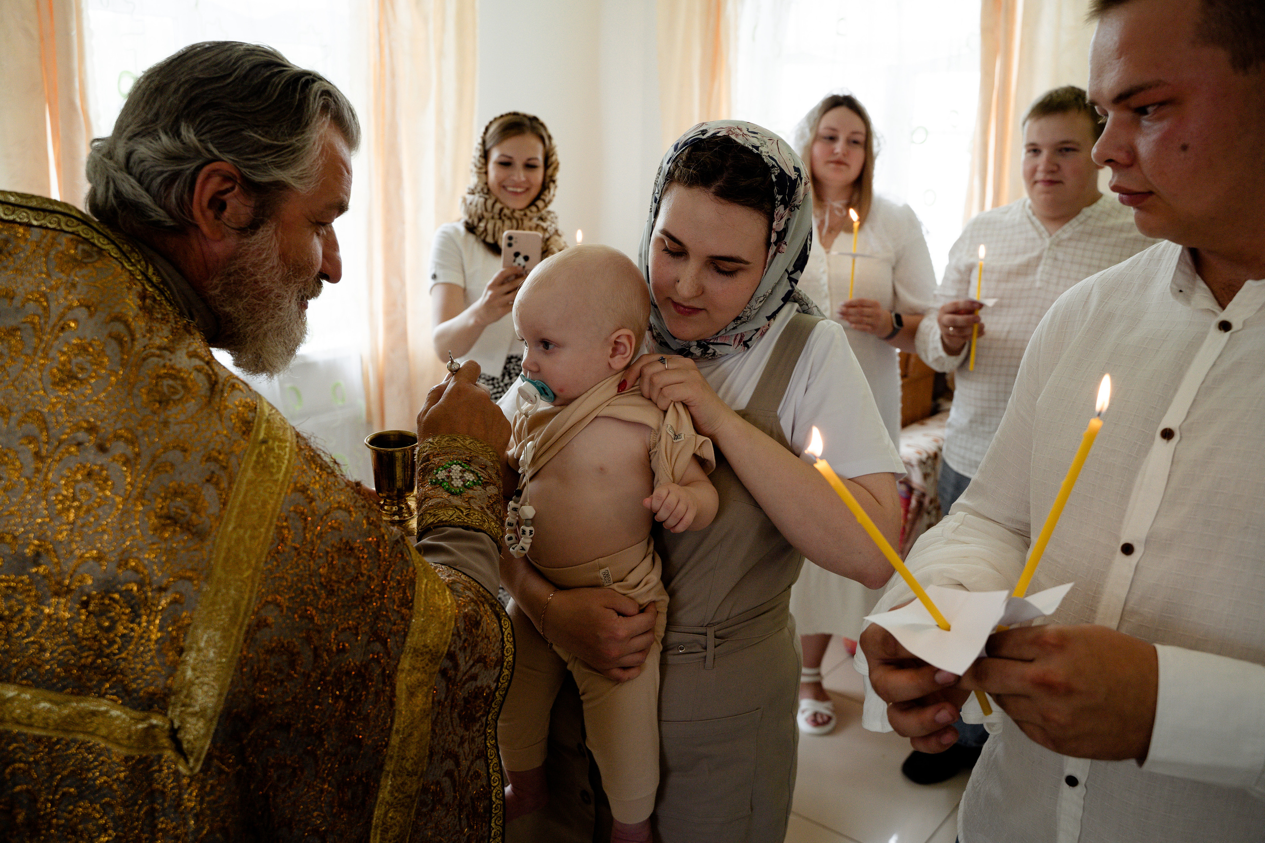 Крещение Матвея в Острове. Свадебный и семейный фотограф в Пскове и Острове Света Суворова