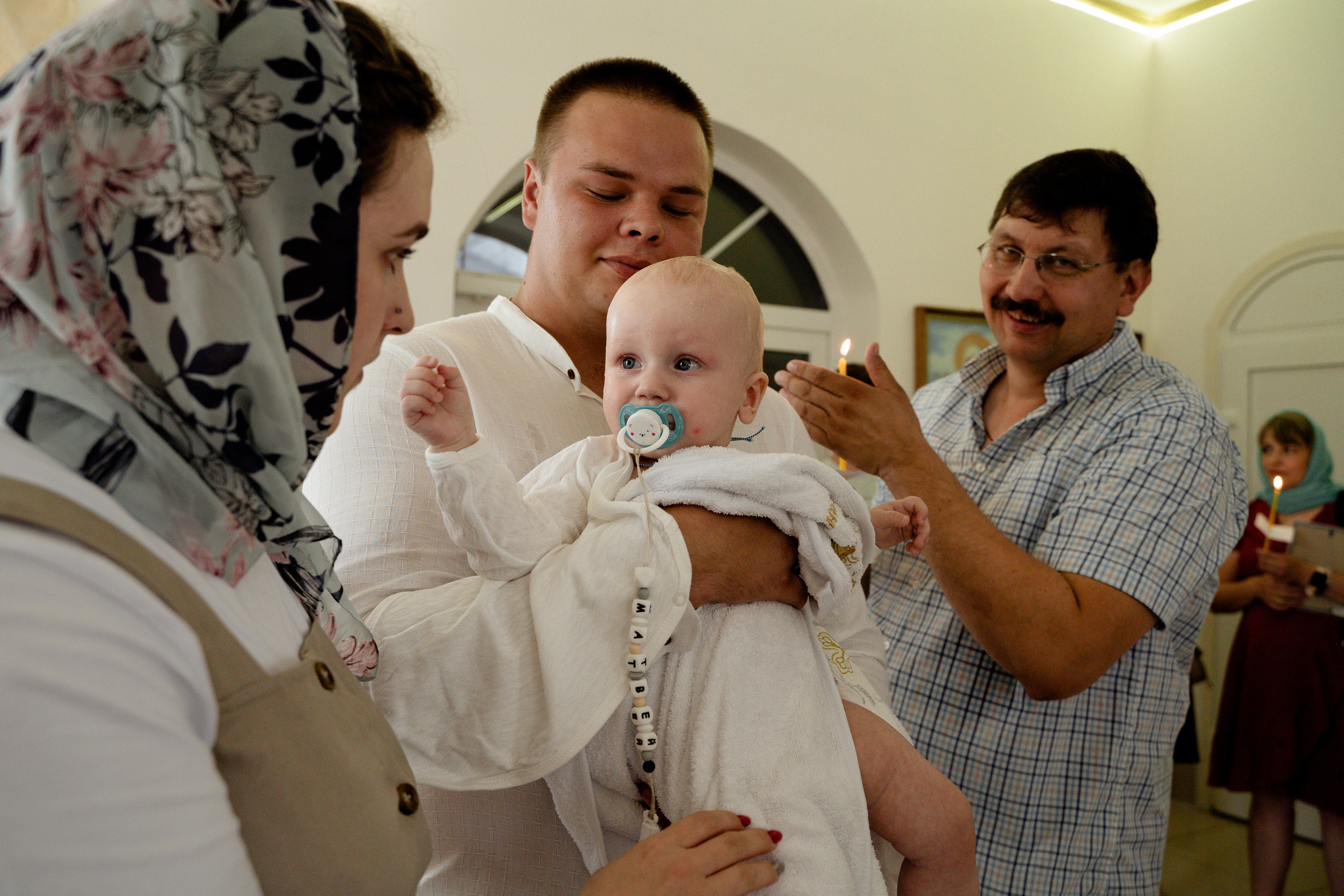 Крещение Матвея в Острове. Свадебный и семейный фотограф в Пскове и Острове Света Суворова